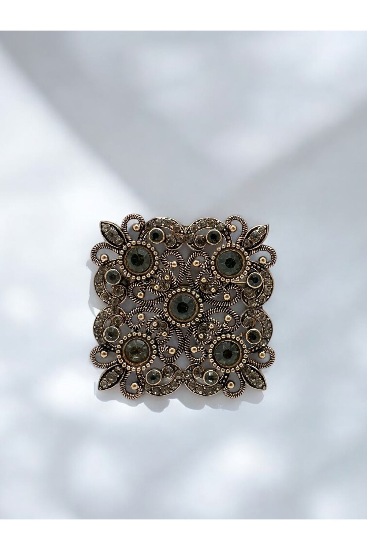 FUYA JEWELLERY Taş İşleme Detaylı Broş