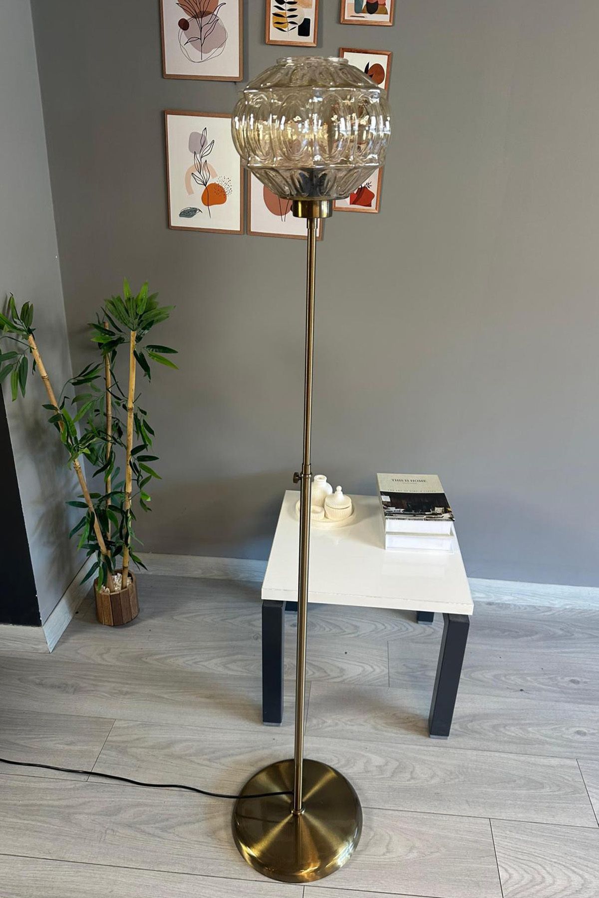 Bamyum Cam Bal Rengi Düz İnce Gövde Lambader Modern Oturma Odası