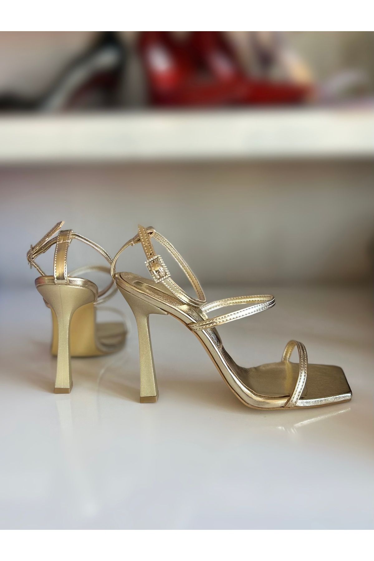 HAYYSHOES GOLD PARLAK ÜÇ BANTLI TOPUKLU AYAKKABI TOPUKLU SANDALET