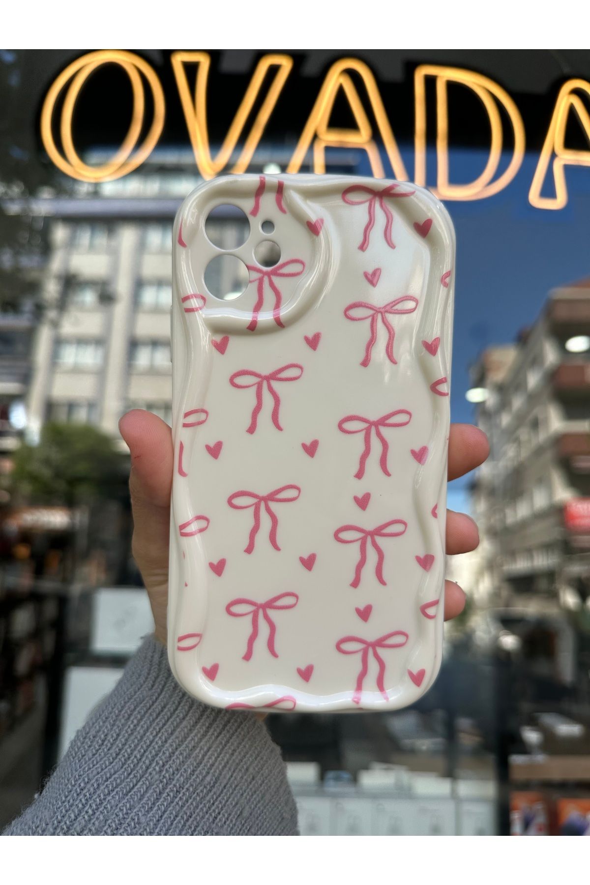 OVADA iPhone 11 Uyumlu Kamera Korumalı Dalgalı Kenarlı Kalp ve Kurdele Baskılı Silikon Kılıf