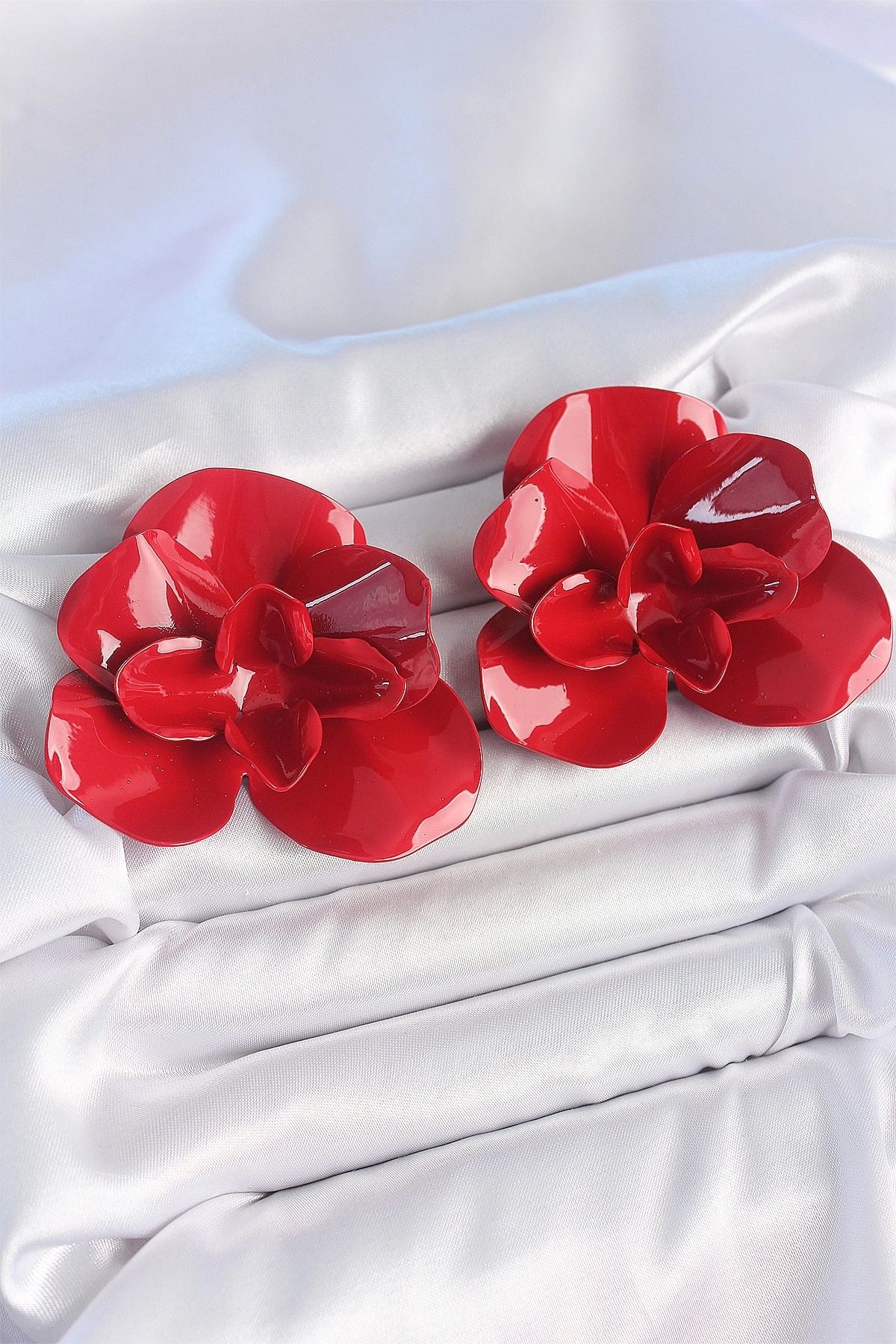 Clariss Pirinç Kırmızı Renk Gül Model Kadın Küpe