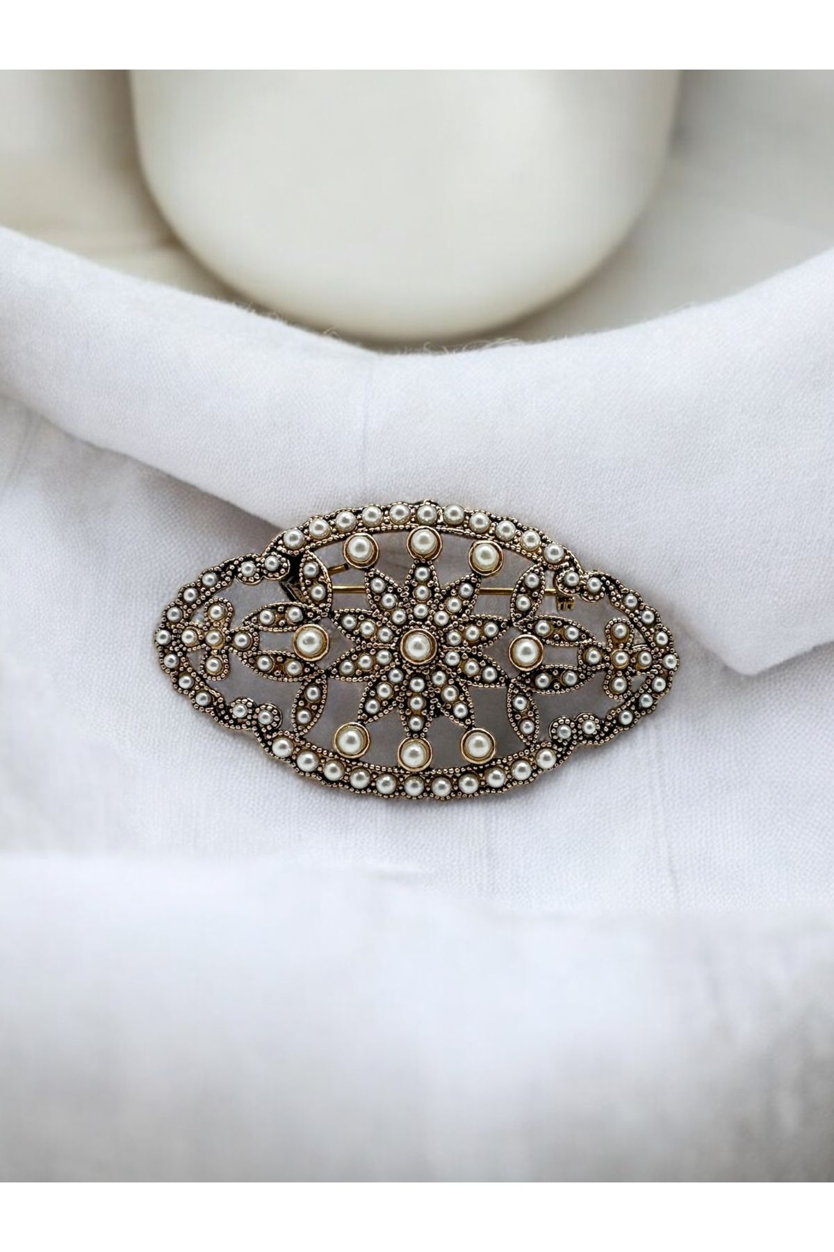 FUYA JEWELLERY Ortası Çiçek Detaylı Broş
