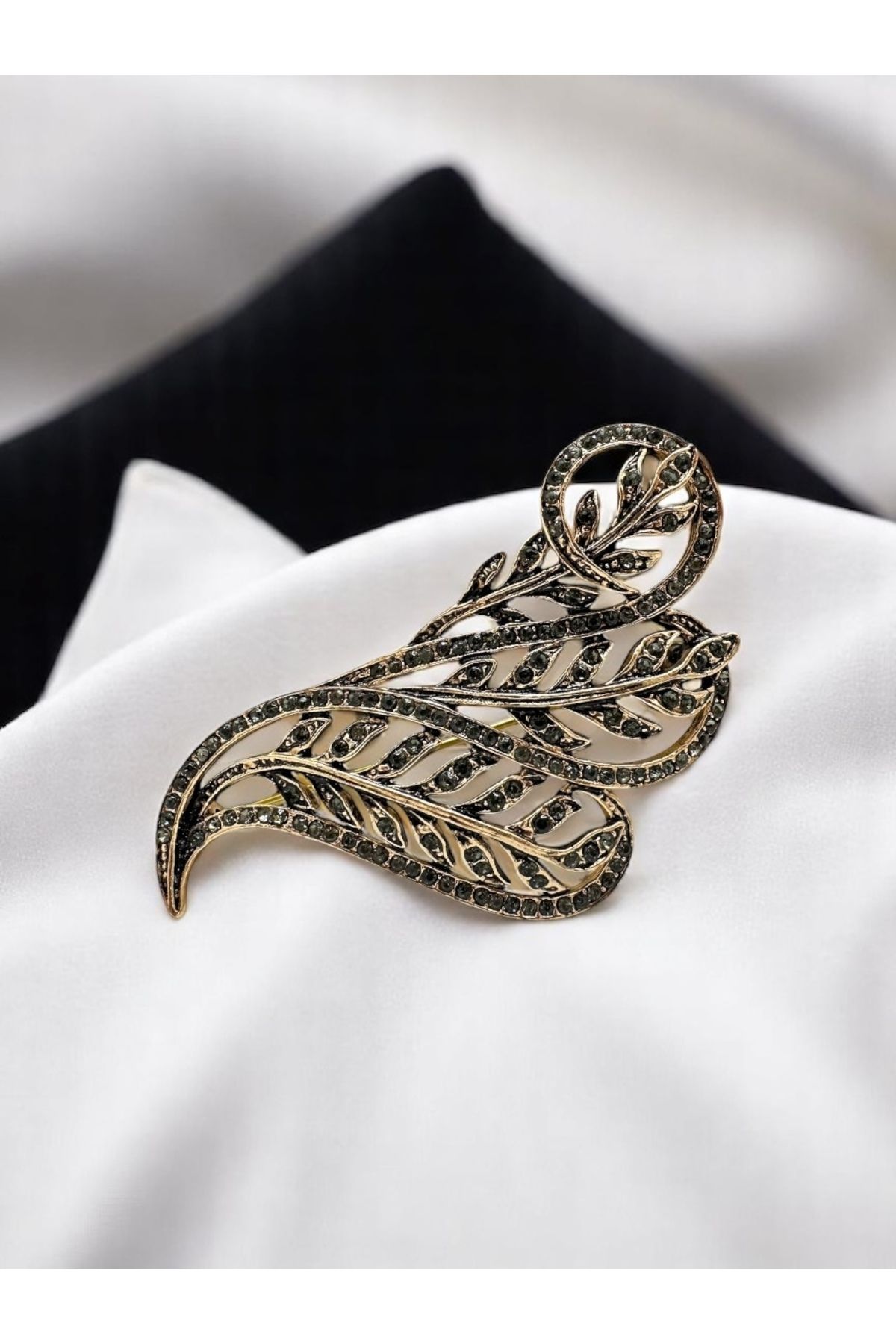 FUYA JEWELLERY Yaprak Detaylı Taşlı Broş