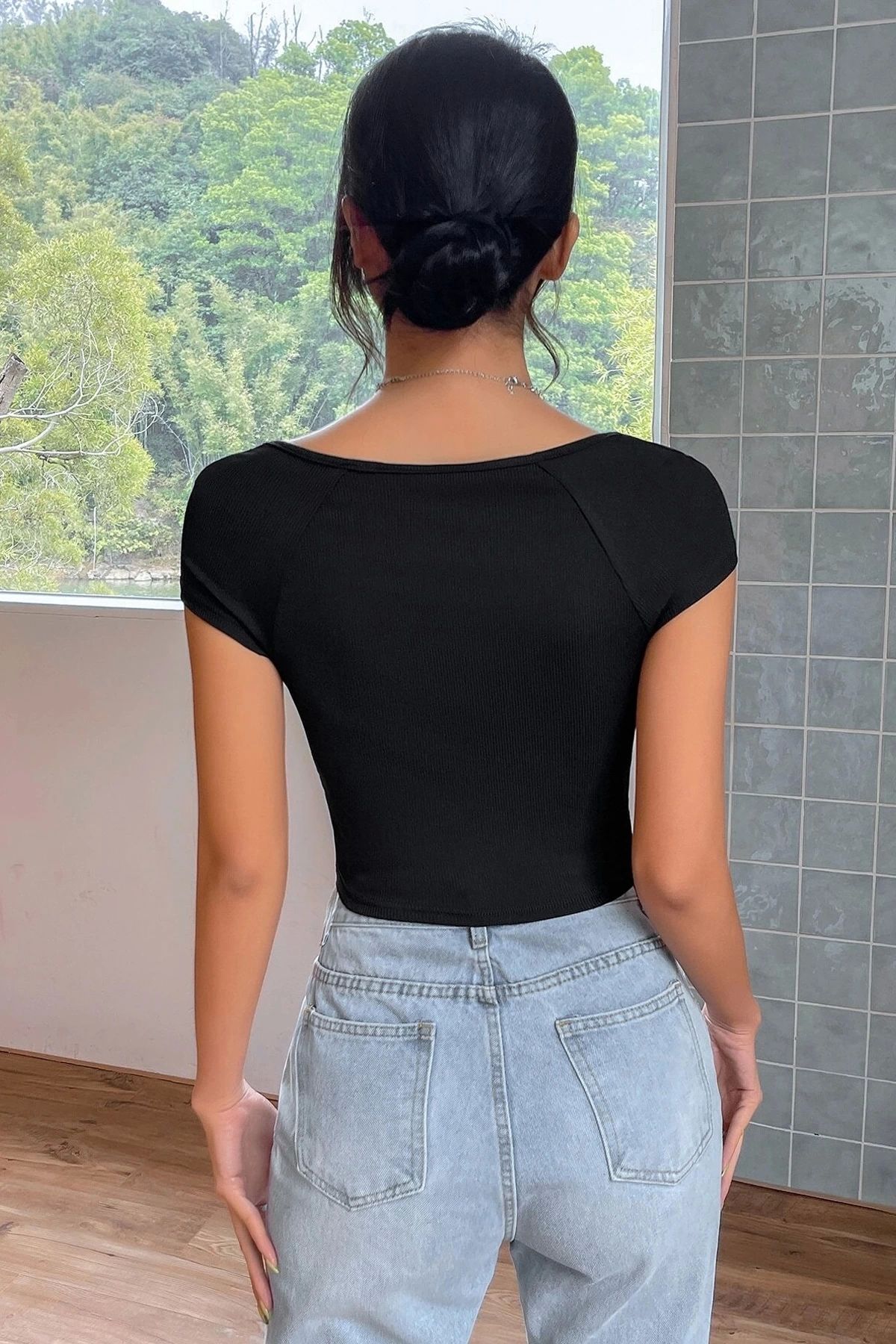 GiyimCity Kadın Siyah Kare Yaka Yarım Kol Göğüs Dekolteli Crop Top Bluz