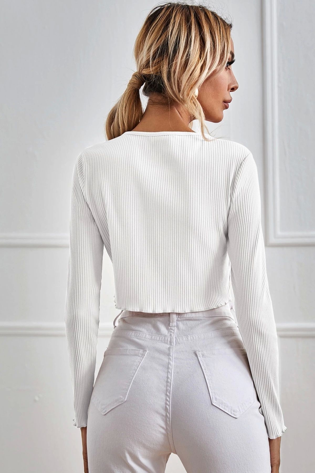 GiyimCity Kadın Beyaz Uzun Kollu Önden Bağlama Detaylı Crop Top Bluz