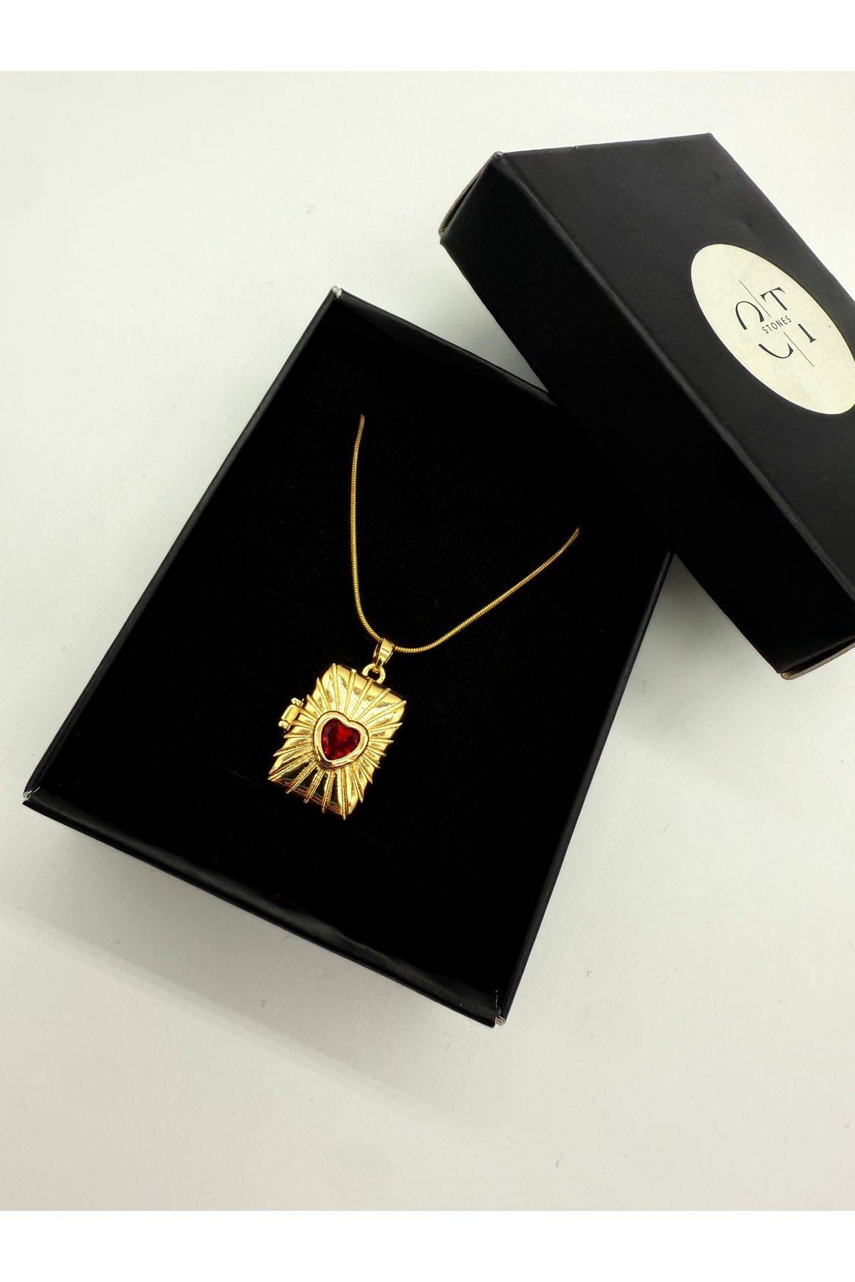 CT STONES Kırmızı kalp detaylı kapaklı plaka kolye