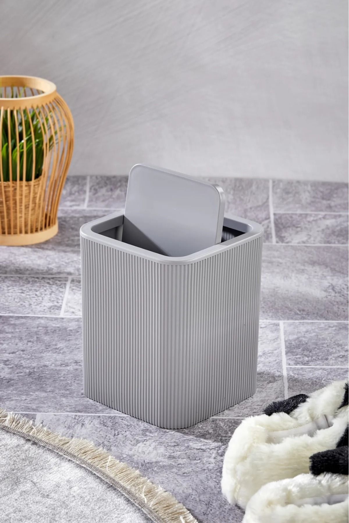 Kitchen Line ÇİZGİ MODEL, KARE DÖNEN PLASTİK KAPAK BANYO MUTFAK TEZGAH ÜSTÜ ÇÖP KOVASI 4LT GRİ