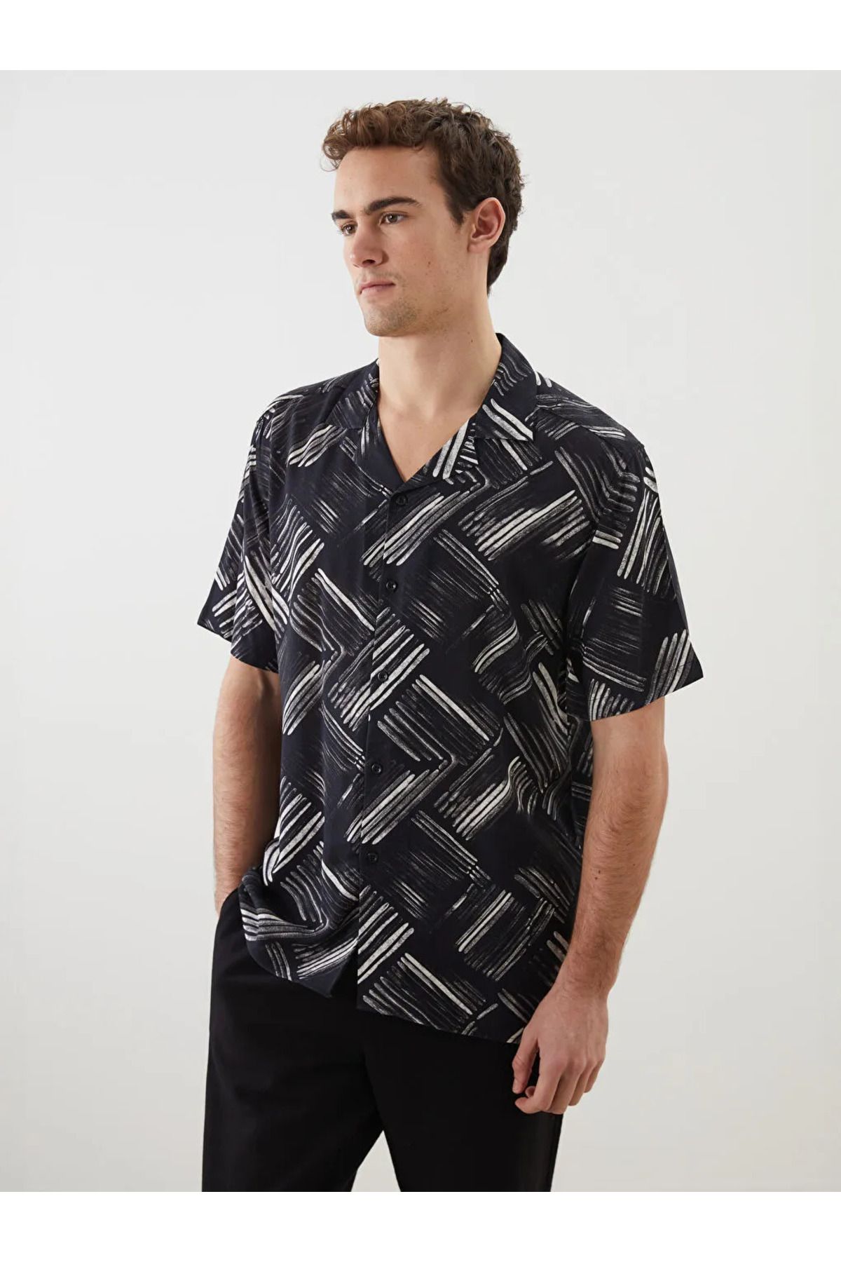 LC Waikiki Siyah Regular Fit Kısa Kollu Desenli Viskon Erkek Gömlek