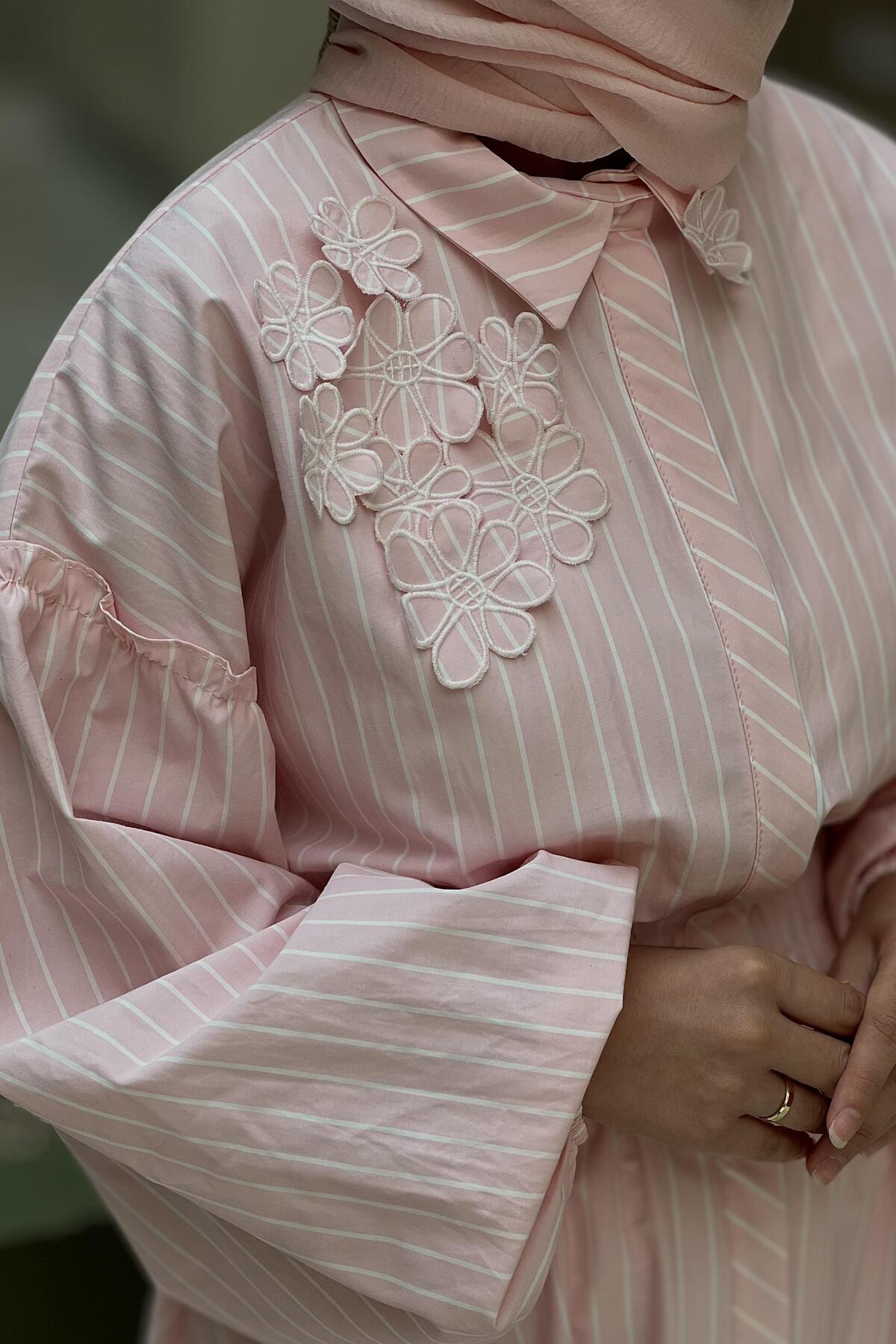 Ghisa-Rochie cu dungi - Guler cu detaliu floral 4