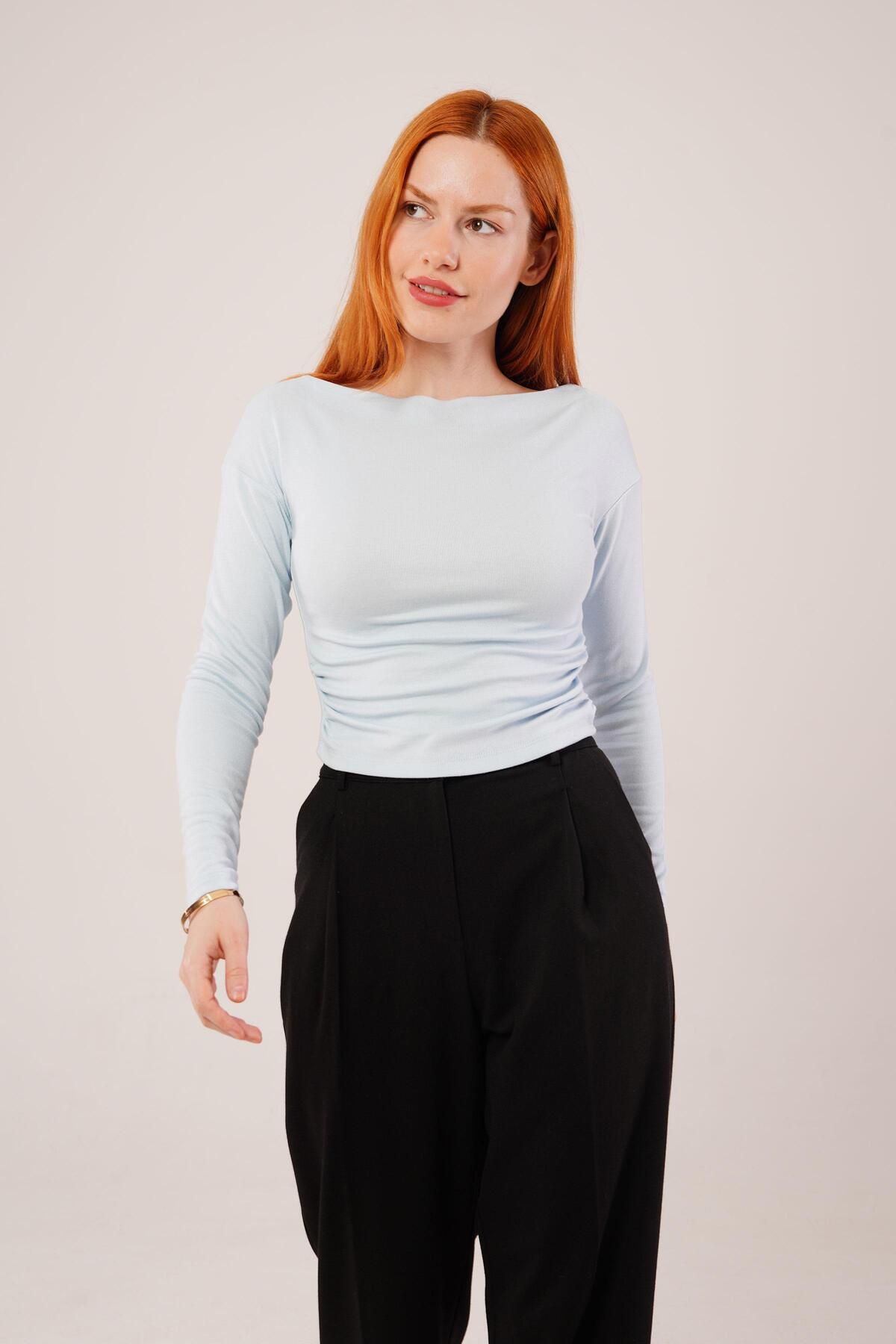 VELİZADE Kadın Yumuşak Dokulu Degaje Kayık Yaka Detaylı Konfor Modeli Büzgülü Bodycon Örme Basic Bluz