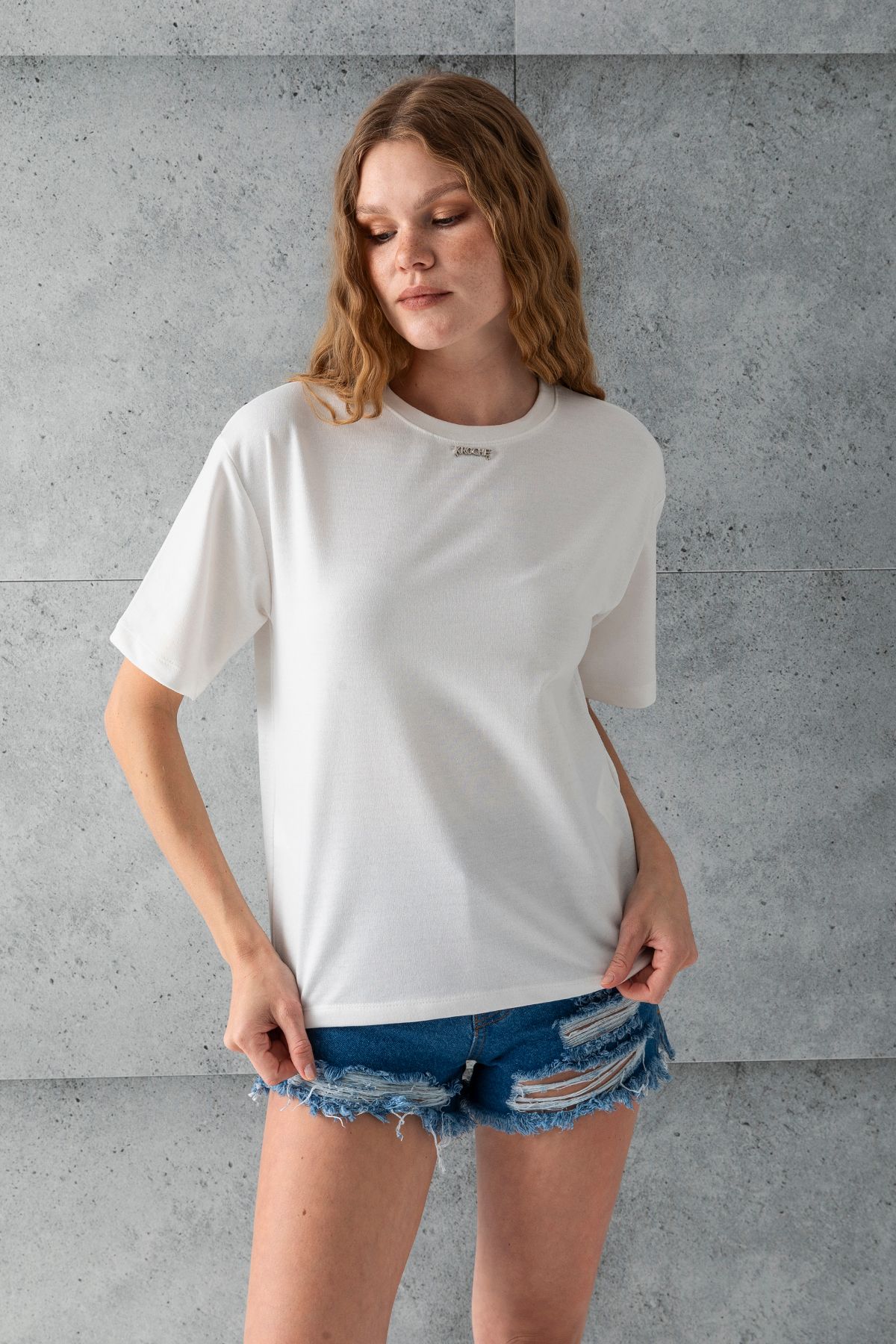 GİYSA Kadın Bisiklet Yaka Kroche Aksesuarlı T-Shirt Beyaz - 25779