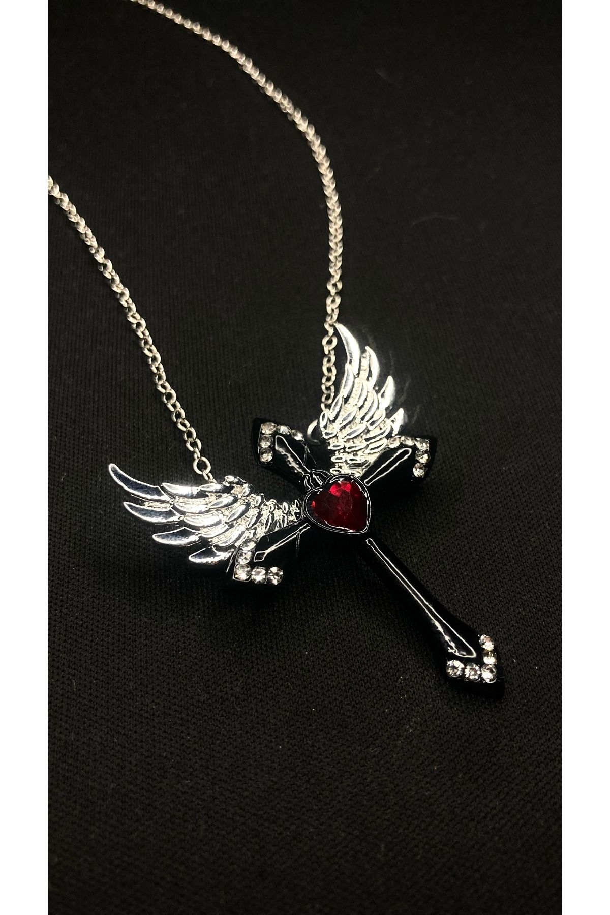 Store Kanatlı Yapay Elmaslı Siyah Goth Kolye