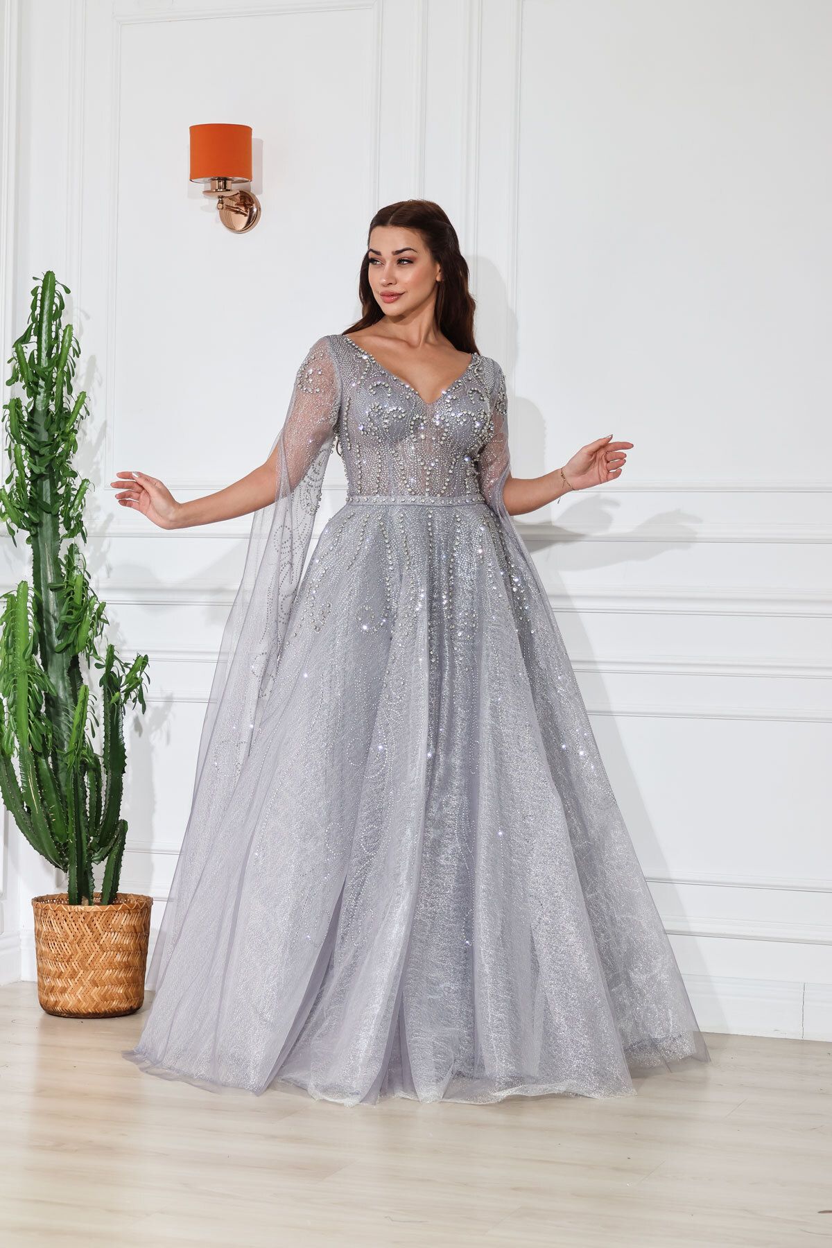DeeD Boutique Gri Işıltılı Taş Detaylı V Yaka Abiye Elbise