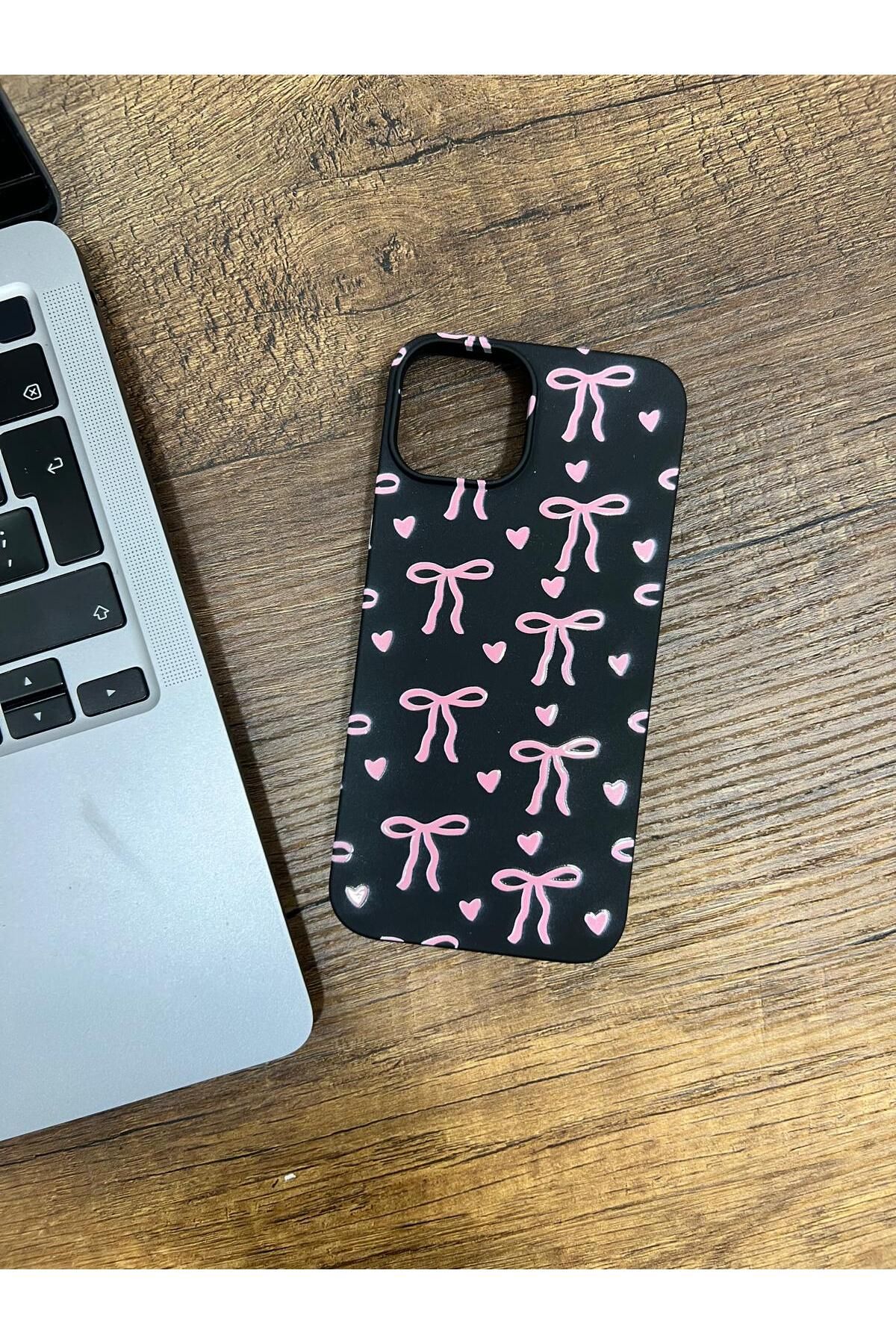 HZR Iphone 15 Siyah Pembe Kurdele Desenli Silikon Kılıf
