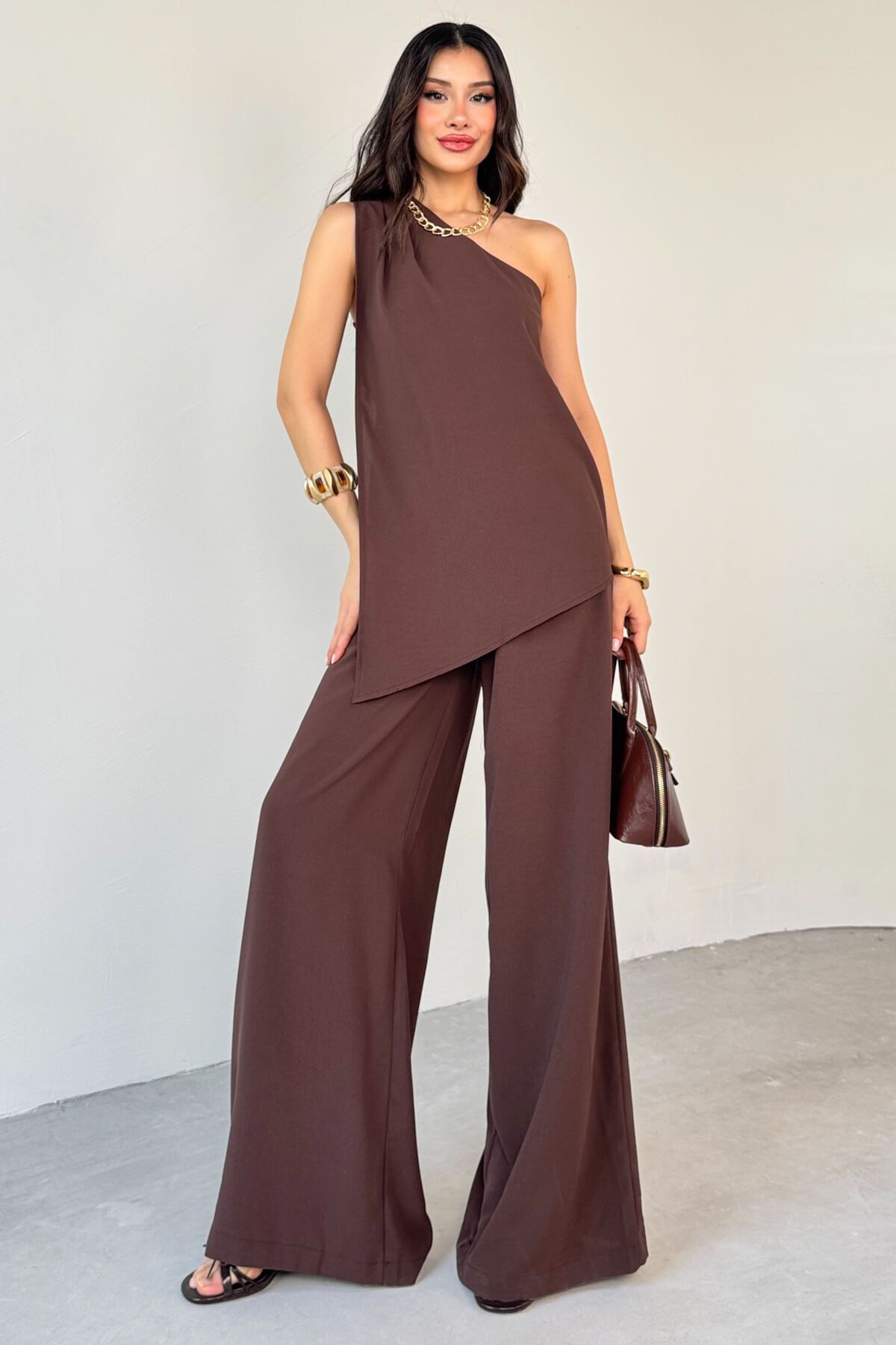 Cappmoda TKM-13291 Kahverengi Tek Omuz Dökümlü Bluz Lastikli Bol Paça Pantolon İkili Takım