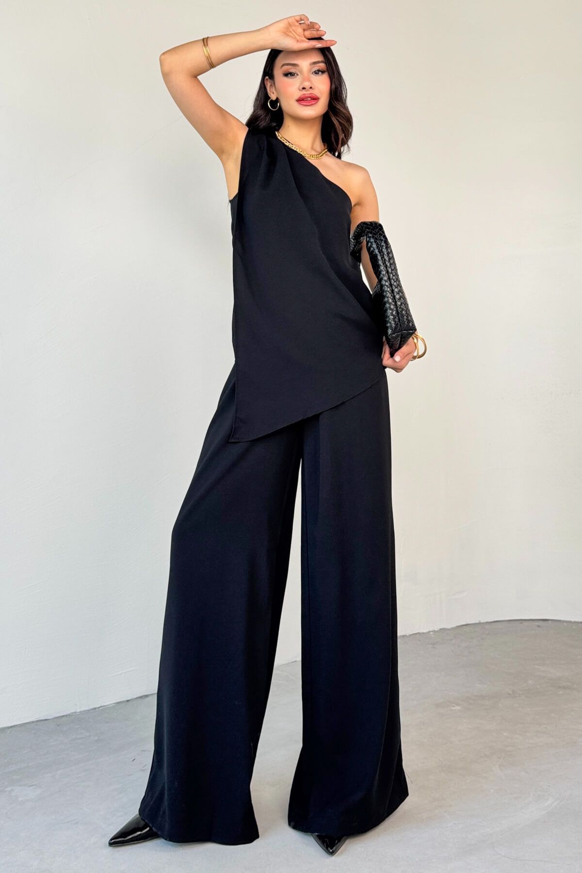 Cappmoda TKM-13291 Siyah Tek Omuz Dökümlü Bluz Lastikli Bol Paça Pantolon İkili Takım