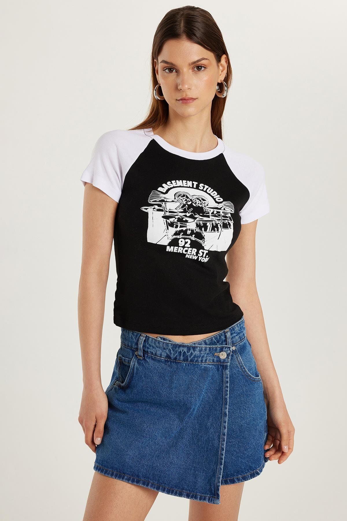 Tudors Kadın Slim Fit Dar Kesim %100 Pamuk Kısa Kollu Bisiklet Yaka Baskılı Siyah Tişört