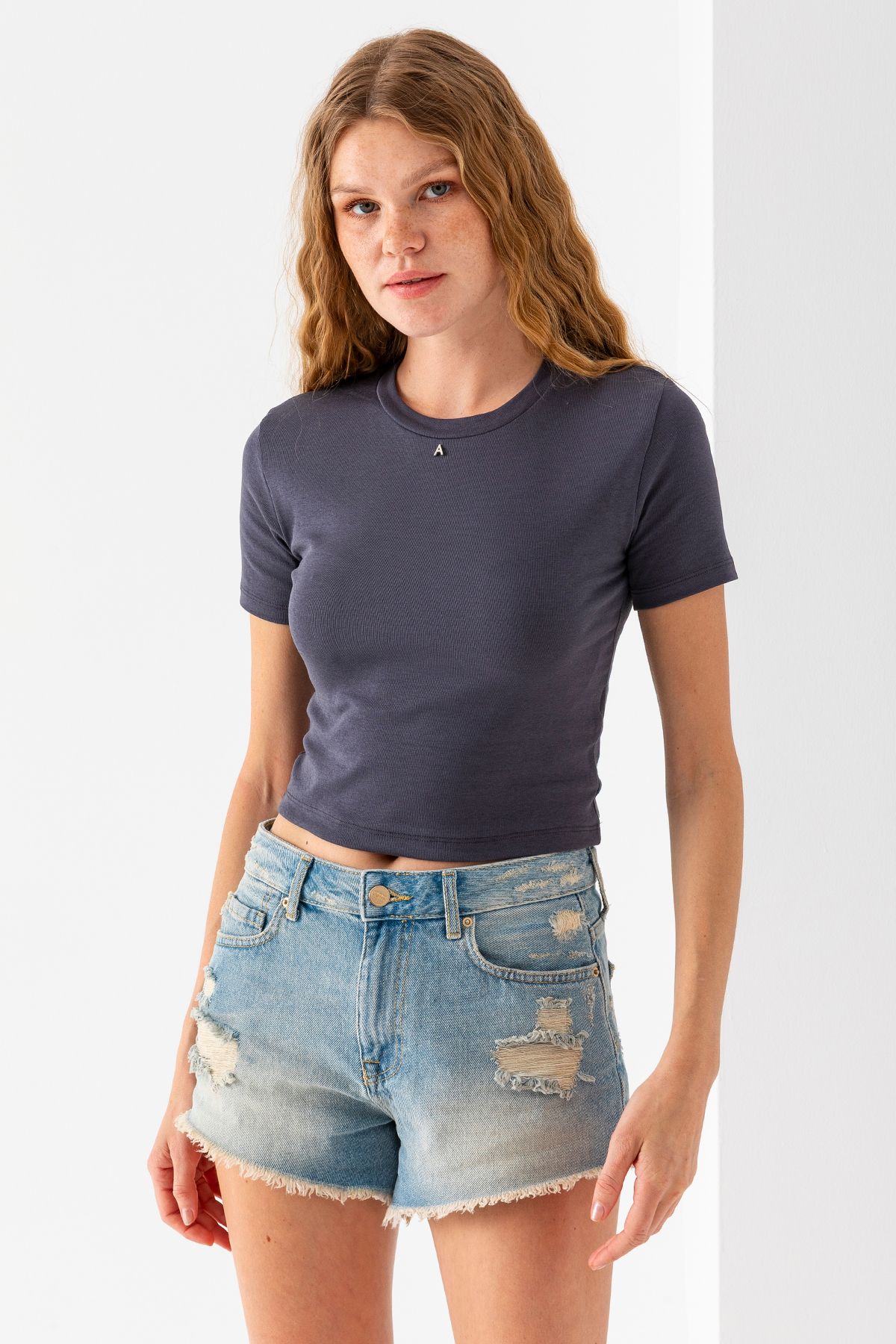 GİYSA Kadın Bisiklet Yaka A Aksesuarlı Crop T-Shirt Antrasit - 25792