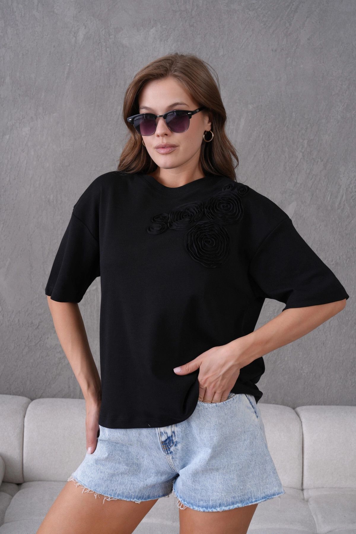 Park Karon Kısa Kol Gül Detaylı Basic T-Shirt