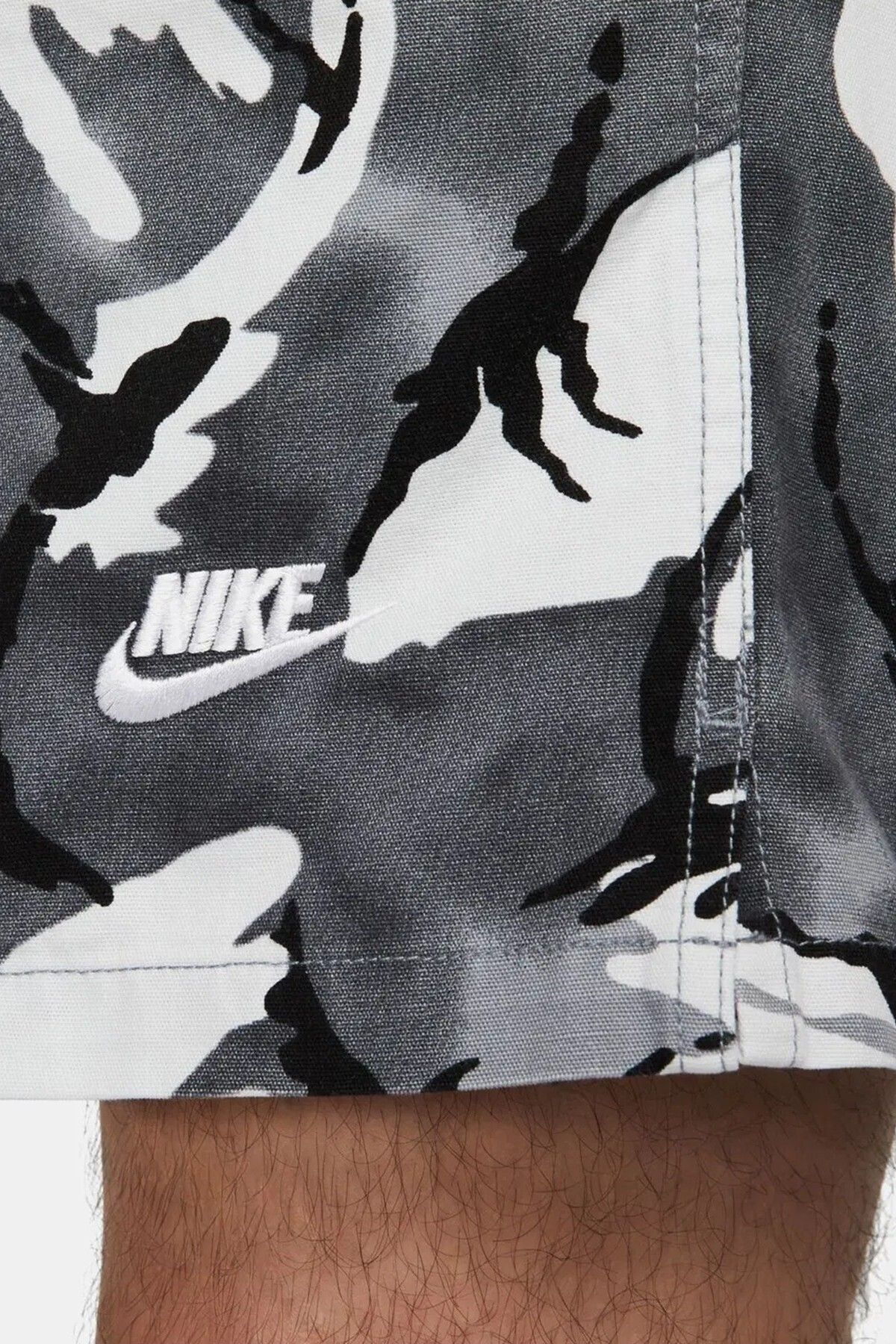 Nike Sportswear Club Woven Flow Camuoflage Oppression Erkek Dokuma Diz Üstü Kamuflaj Şort Beyaz-Gri