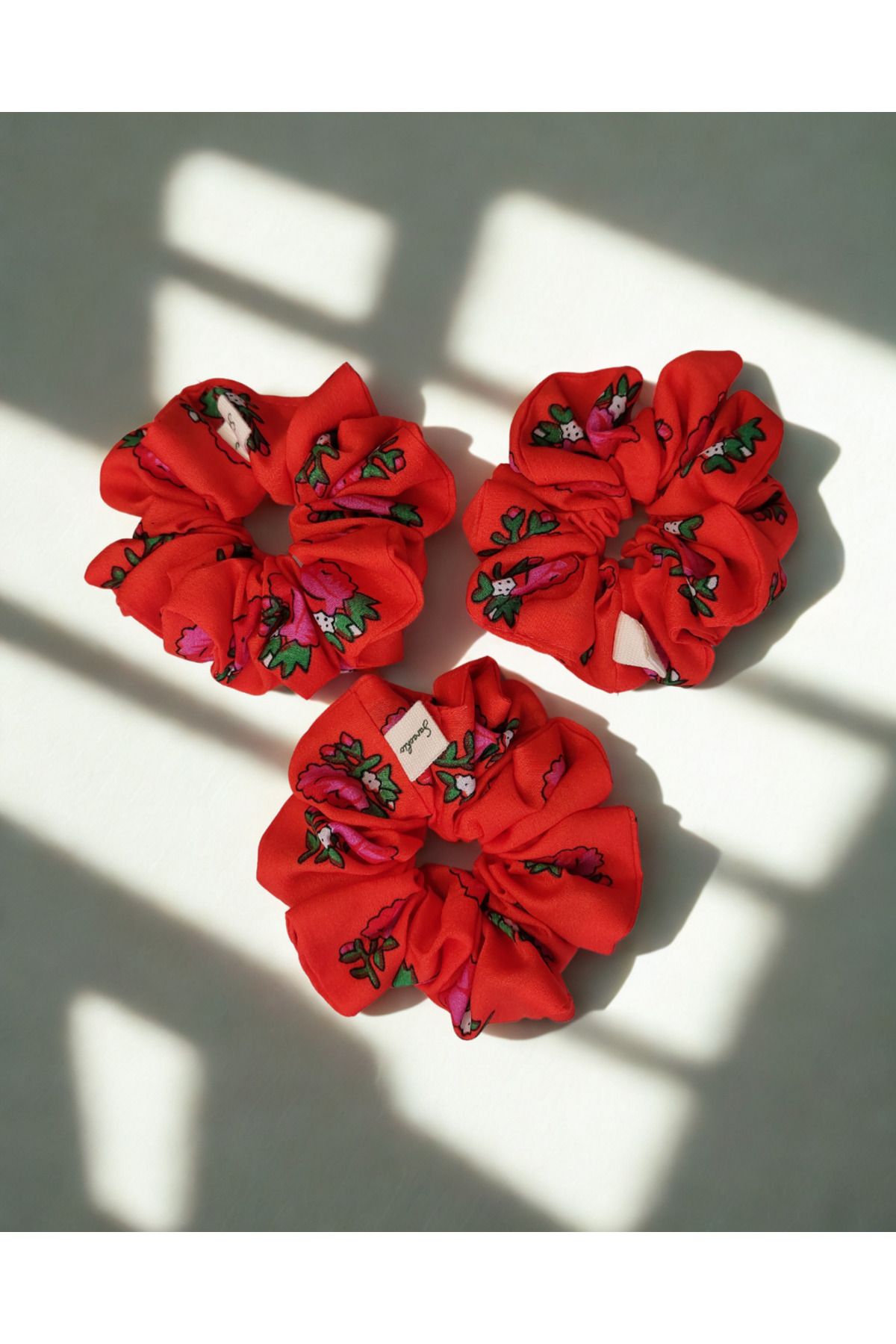 SARACHIC Mandora Scrunchie