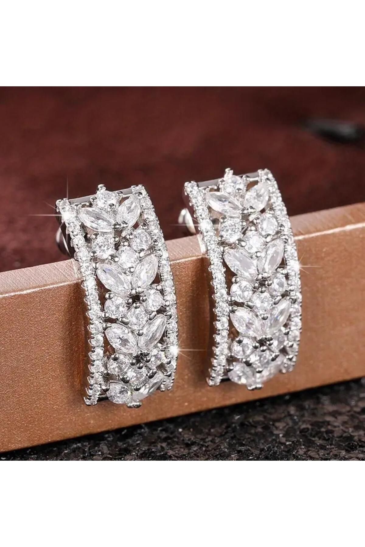 Haziran Aksesuar Lüks Parlak Taşlı Yarım Model Silver Küpe