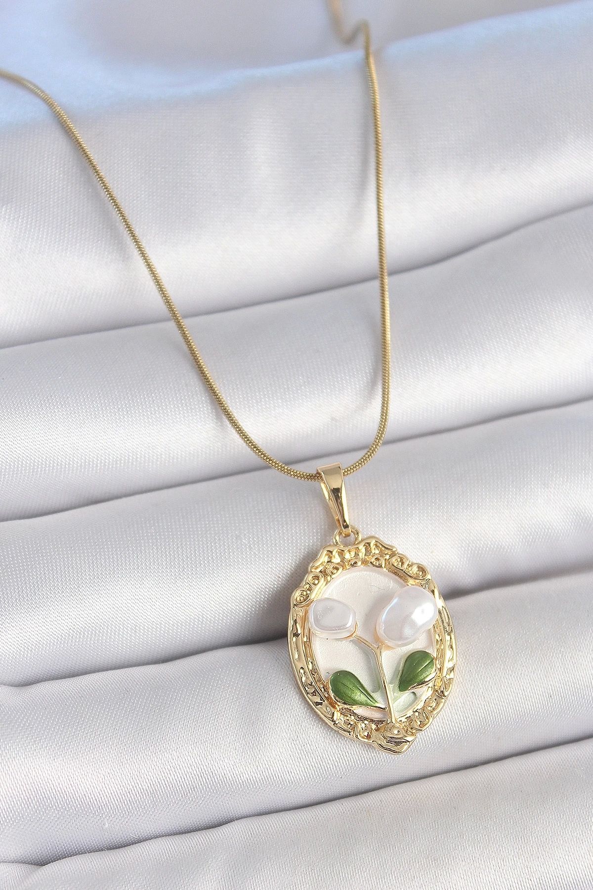 STOREMAX 316L Çelik Gold Renk Zincir Beyaz Mineli İncili Çiçek İşlemeli Portre Model Kadın Kolye - TJ-BKO1014