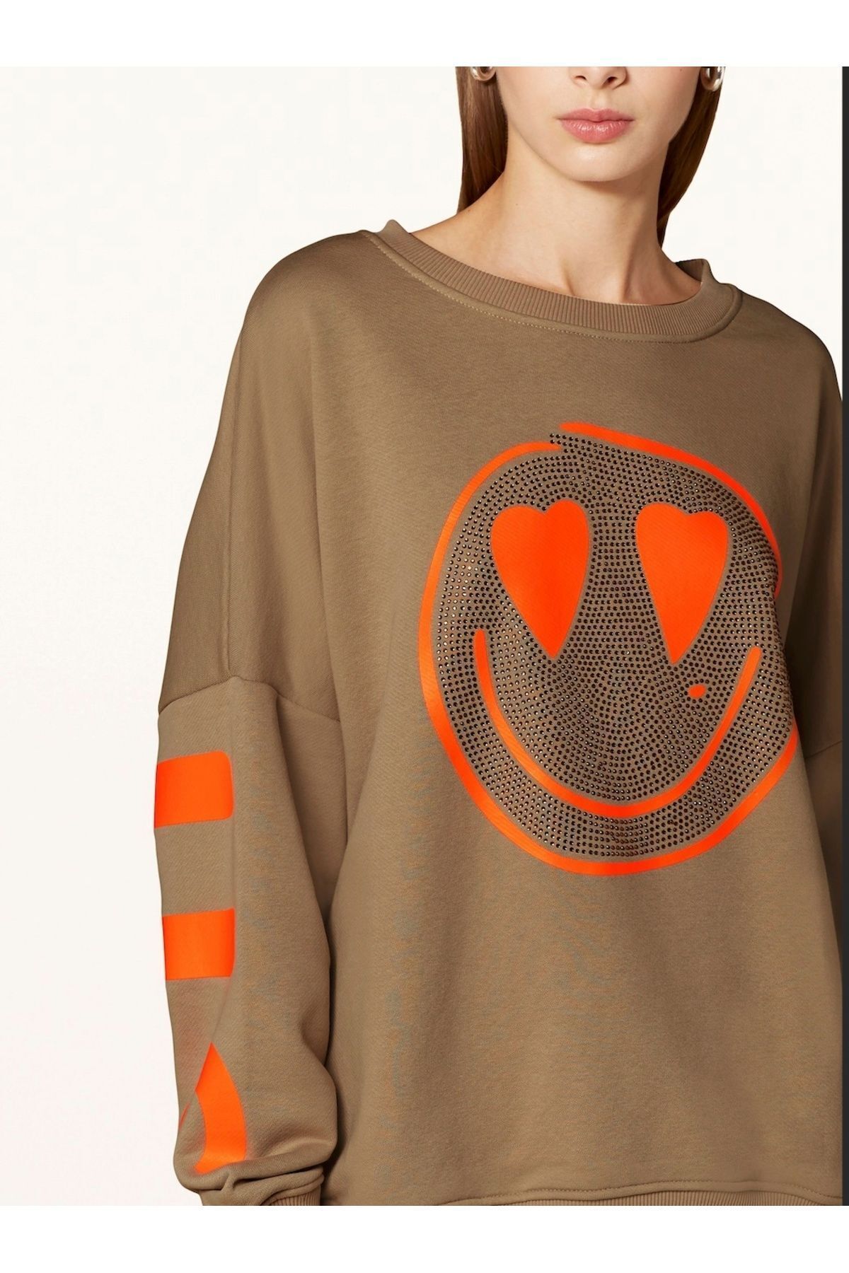satya SMILEY FACE STRASS VE FAMOUS SIRT BASKILI KOYU BEJ SWEATSHIRT
