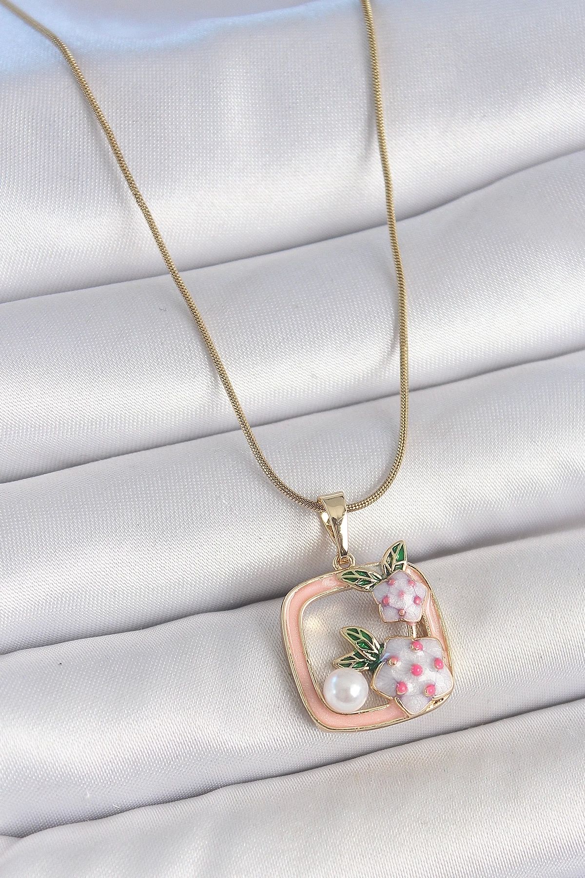 STOREMAX 316L Çelik Gold Renk Zincir Pembe Mineli Kare Model Çiçek İşlemeli İnci Detay Kadın Kolye - TJ-BKO10