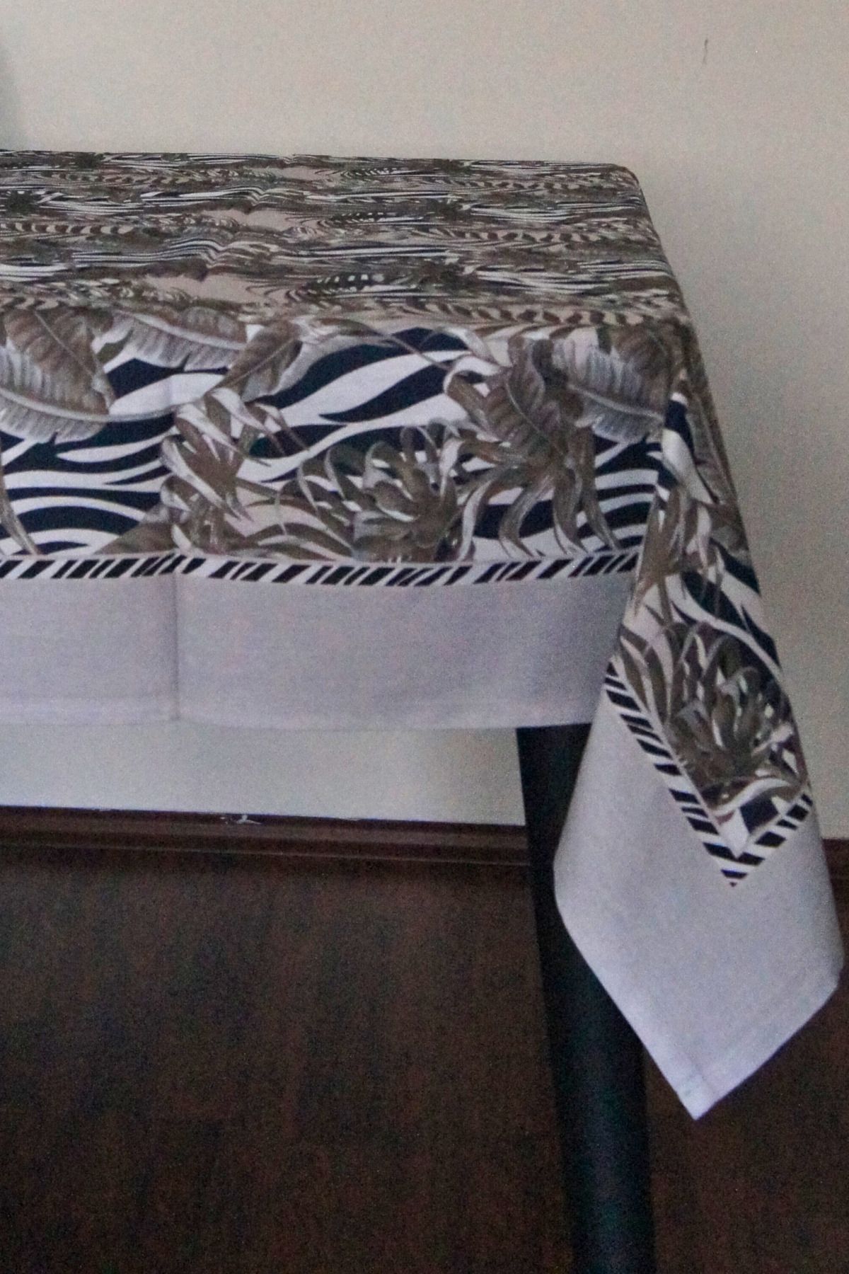 Home Masa Örtüsü Dikdörtgen 140x180–Yıkanabilir, Şık ve Dayanıklı Kumaş