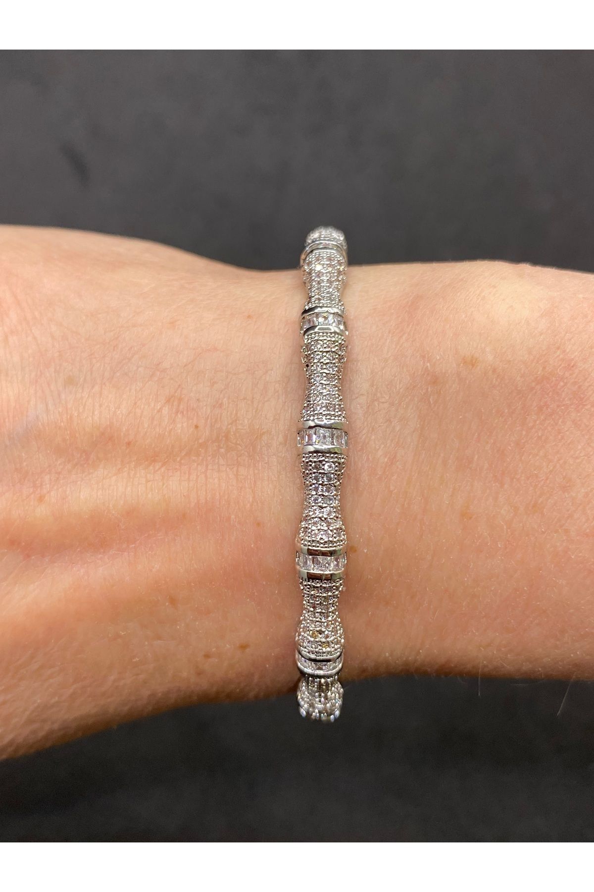 Jiji Jewelery Kemik Model Gümüş Renk Zirkon Taşlı Paslanmaz Çelik Kelepçe Bileklik 17 cm
