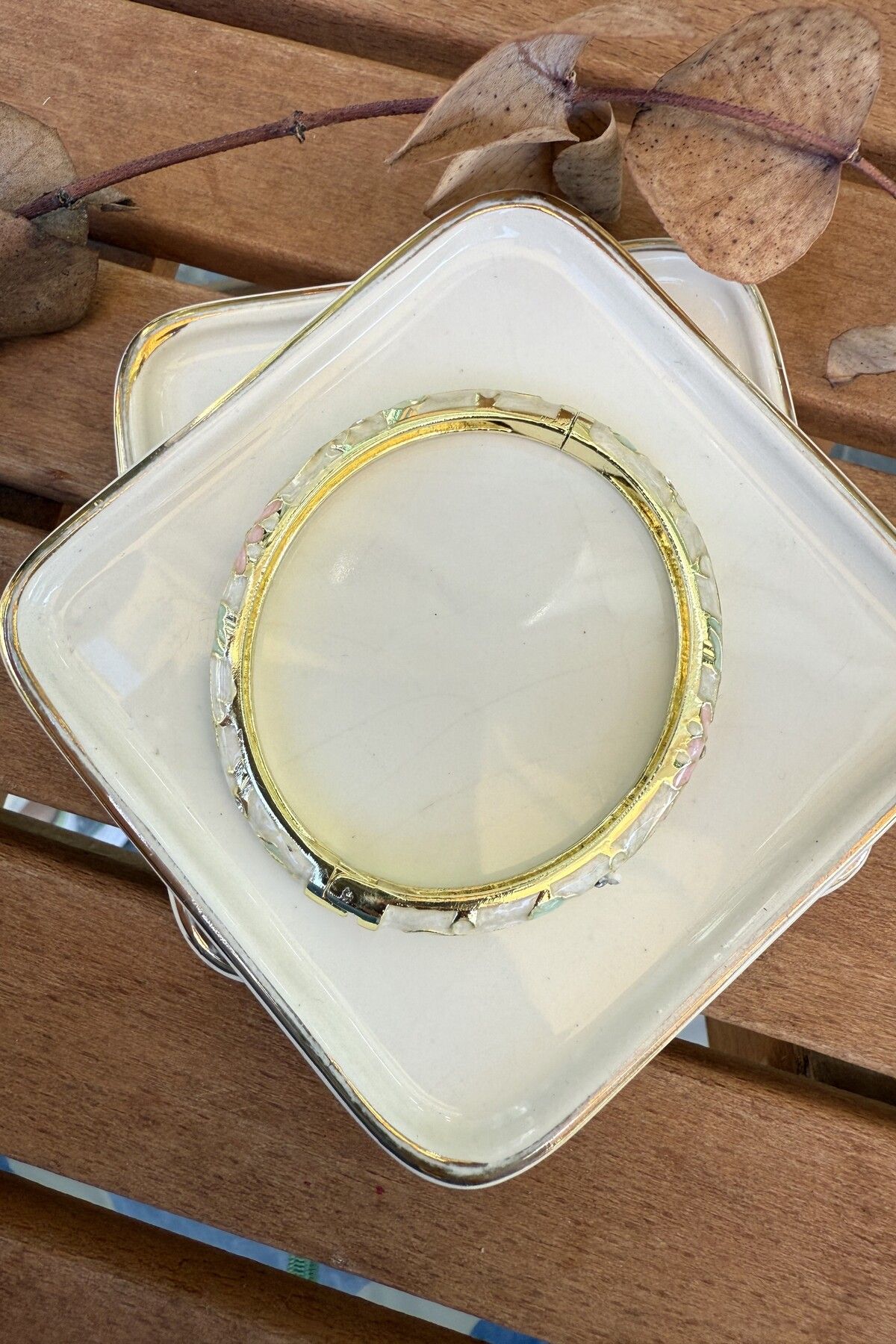 AURA ATELIER 14K Altın Kaplama İnce Mineli Beyaz Üzeri Pembe Bilezik 5.7cm