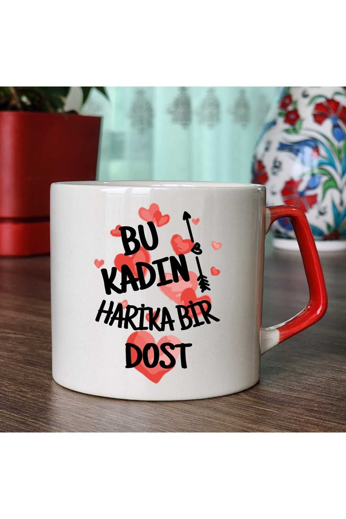 Tasarım "Bu Kadın Harika Bir Dost" Baskılı Kırmızı Kulplu Arkadaşa Hediyelik Kupa Bardak