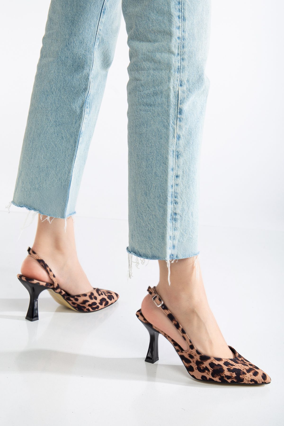 ARFAT Leopar Desenli Sivri Burun İnce Topuklu Stiletto Ayakkabı