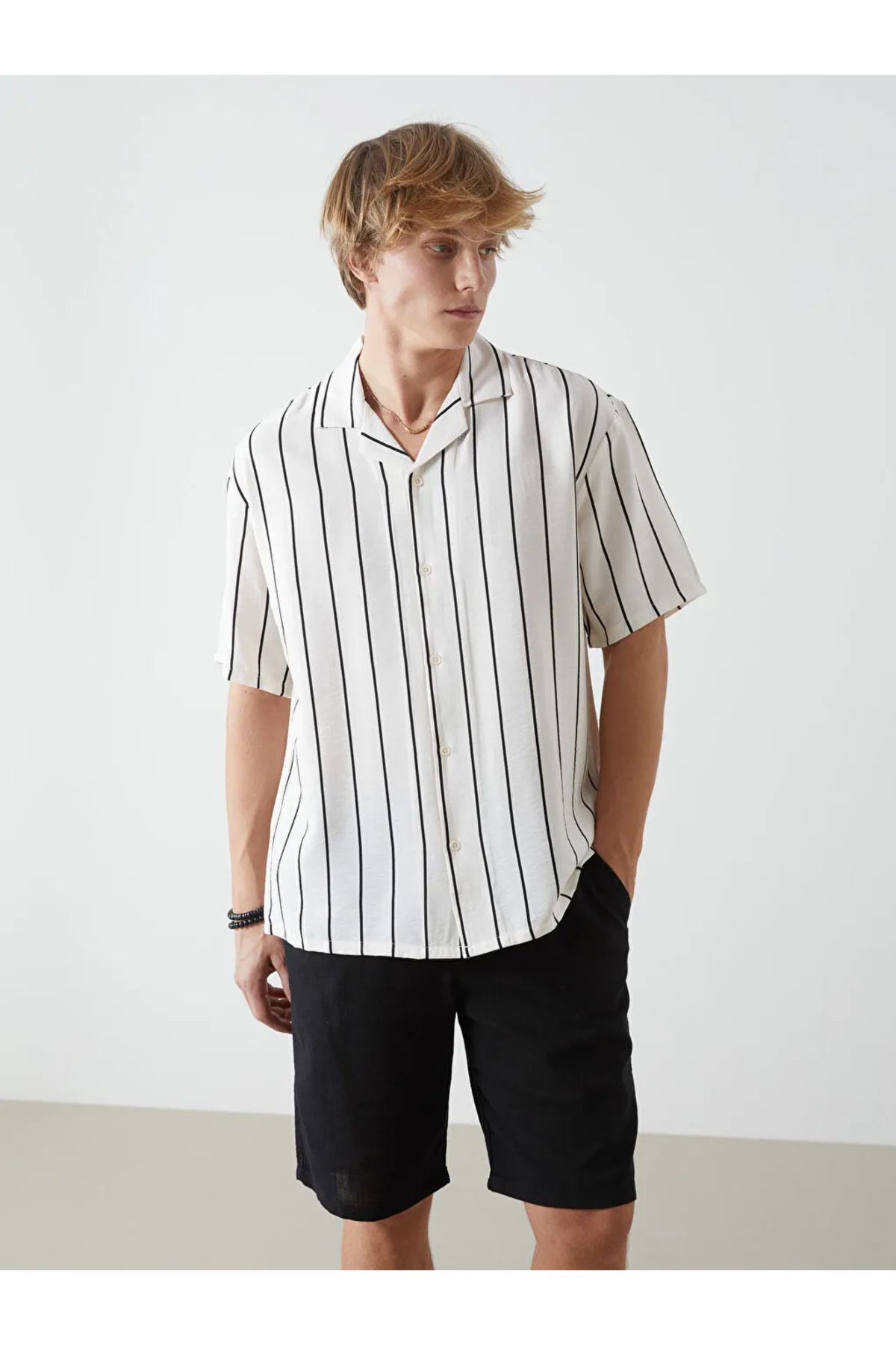 LC Waikiki Siyah Regular Fit Kısa Kollu Çizgili Erkek Gömlek