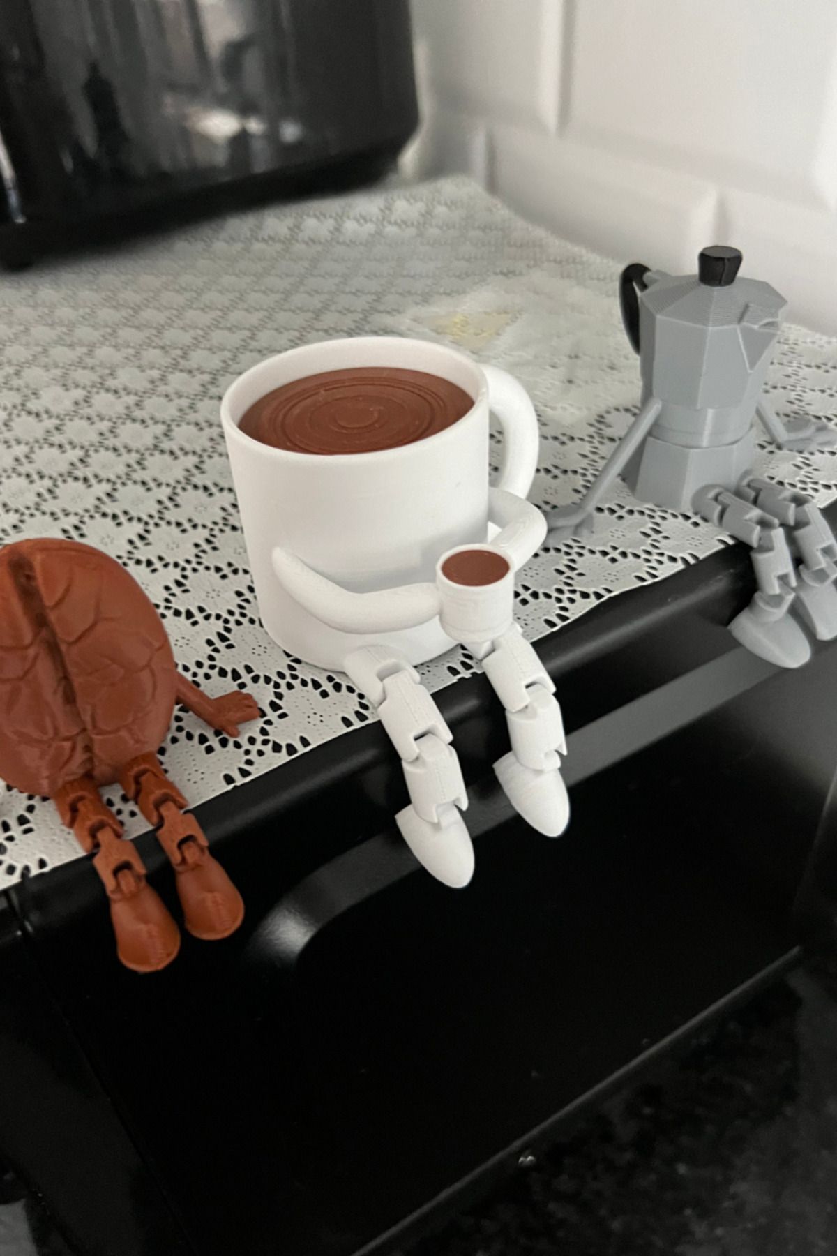 lina hobby Kahve Temalı Biblo Seti 3 Adet – Moka Pot, Kahve Çekirdeği Ve Fincan Masaüstü Süs
