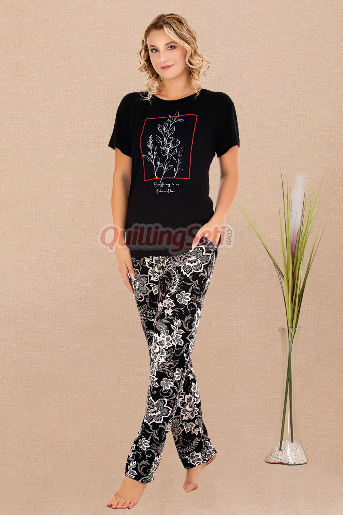 Siyah Beyaz Renk ve Çiçek Desenli Lady 12597 Kadınların Tercihi Pamuklu Kısa Kol Pijama Takımı Siyah Beyaz Renk ve Çiçek Desenli Lady 12597 Kadınların Tercihi Pamuklu Kısa Kol Pijama Takımı