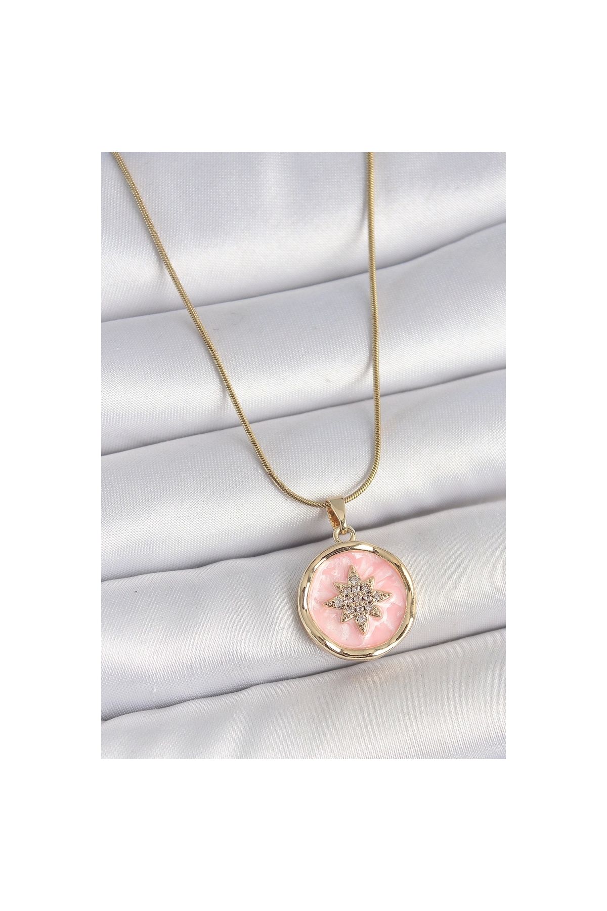Marsilyan 316L Çelik Gold Renk Zincir Pembe Mineli Zirkon Taşlı Kuzey Yıldız İşlemeli Madalyon Model Kadın Kol