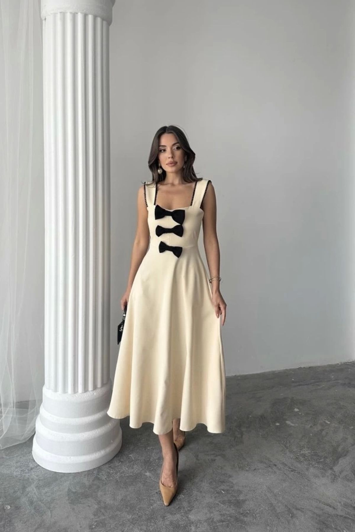 Butik Bej Fiyonk Garnili Dantelli Elbise