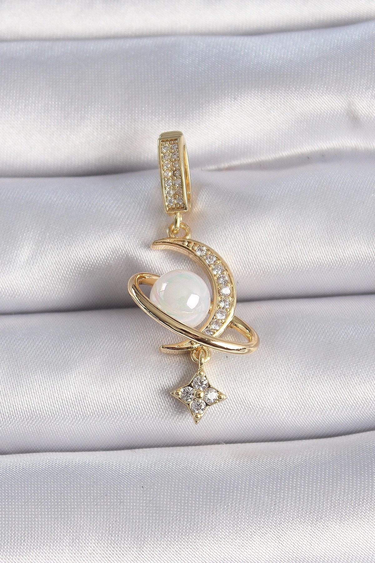 luz&pos Pirinç Gold Renk Zirkon Taş Detaylı Hilal Model Sallantı İncili Ajda Charm