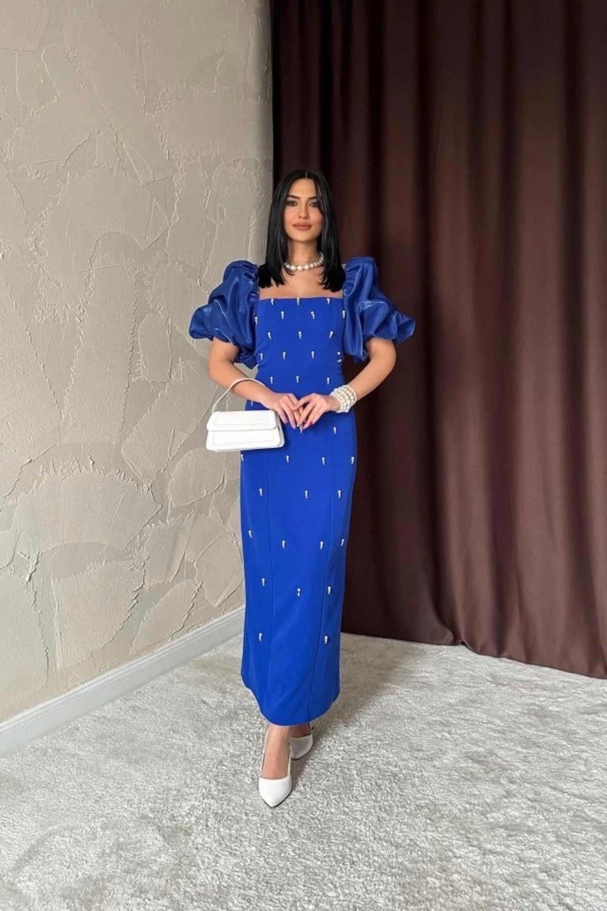 Butik Saks İşlemeli Kolu Garnili Elbise