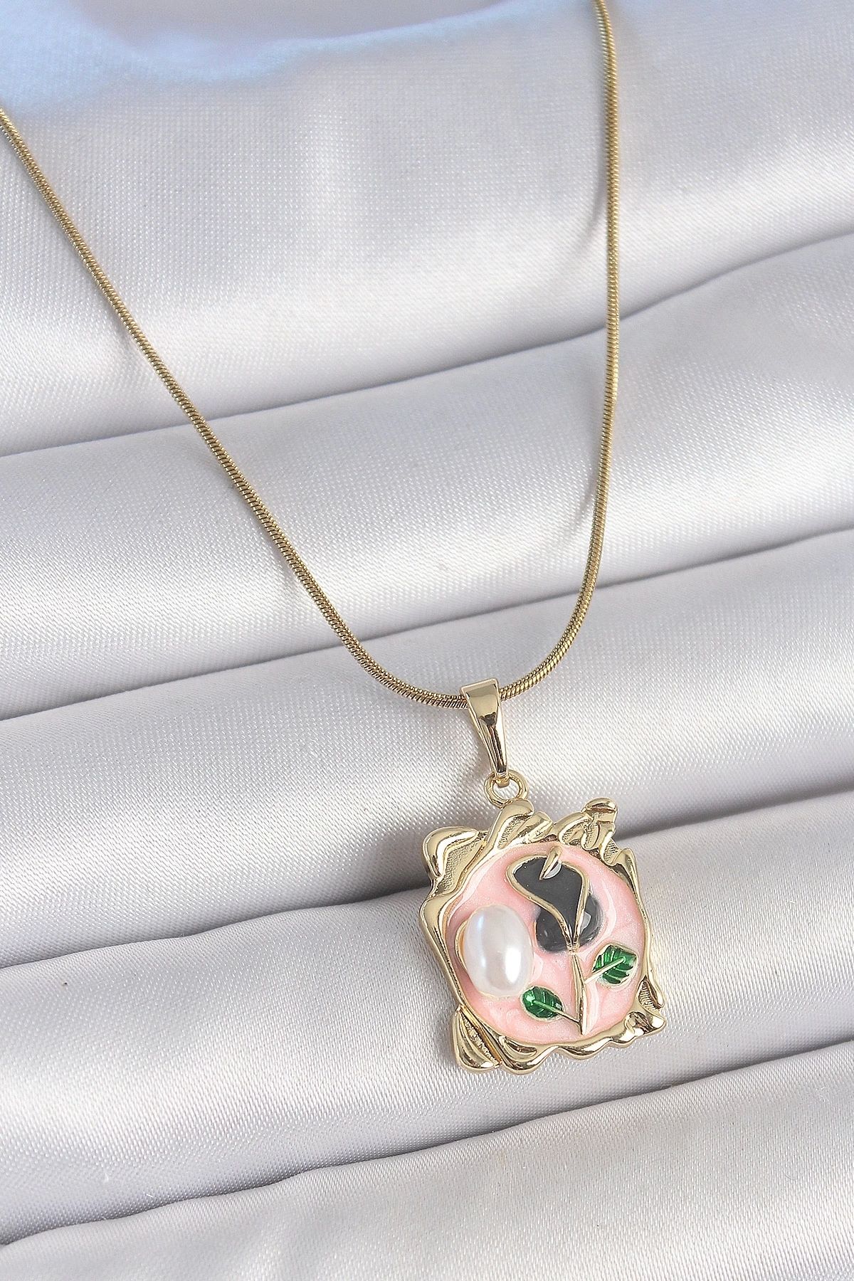 luz&pos 316L Çelik Gold Renk Zincir Pembe Mineli Çiçek İşlemli İnci Detay Portre Model Kadın Kolye