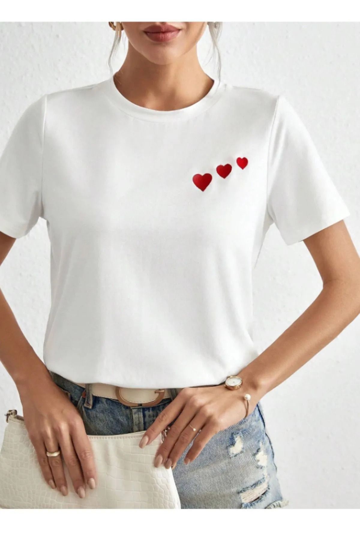ELNOYA Minimalist Kadın Crop Tişört Beyaz Kısa Kol Kalp Baskılı Streetwear