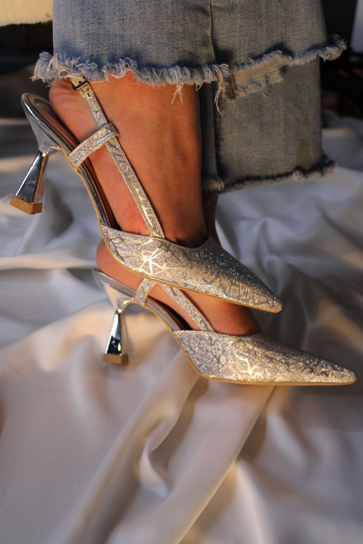 mybellashoes Kadın Gümüş Sim Detaylı Arkası Açık Stiletto