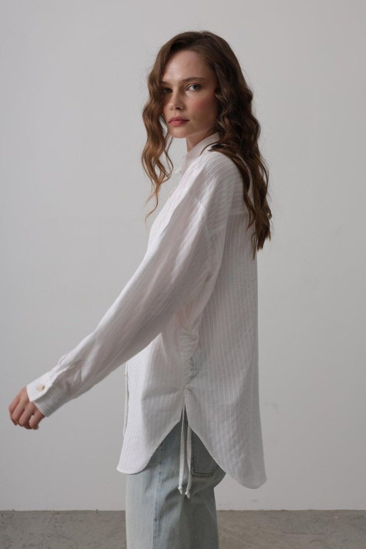 VELİZADE Kadın Oversize Konfor Modeli Beyaz Yanı Büzgülü Viskon Kumaş Boyfriend Gömlek Tesettür Gömlek