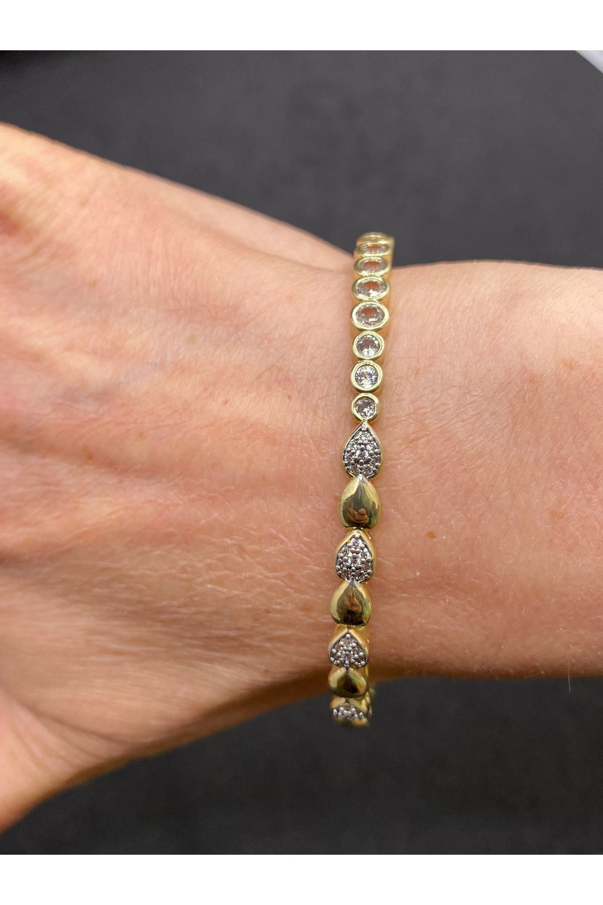 Jiji Jewelery Sıra Kalp Zirkon Taşlı Altın Renk Paslanmaz Çelik Kelepçe Bileklik 17 cm