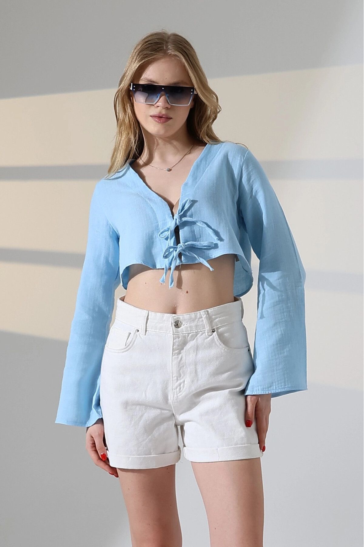 hazelin Kadın Buz Mavi Önden Bağlamalı Müslin Kumaş Crop Bluz HZL25S-DSB104071