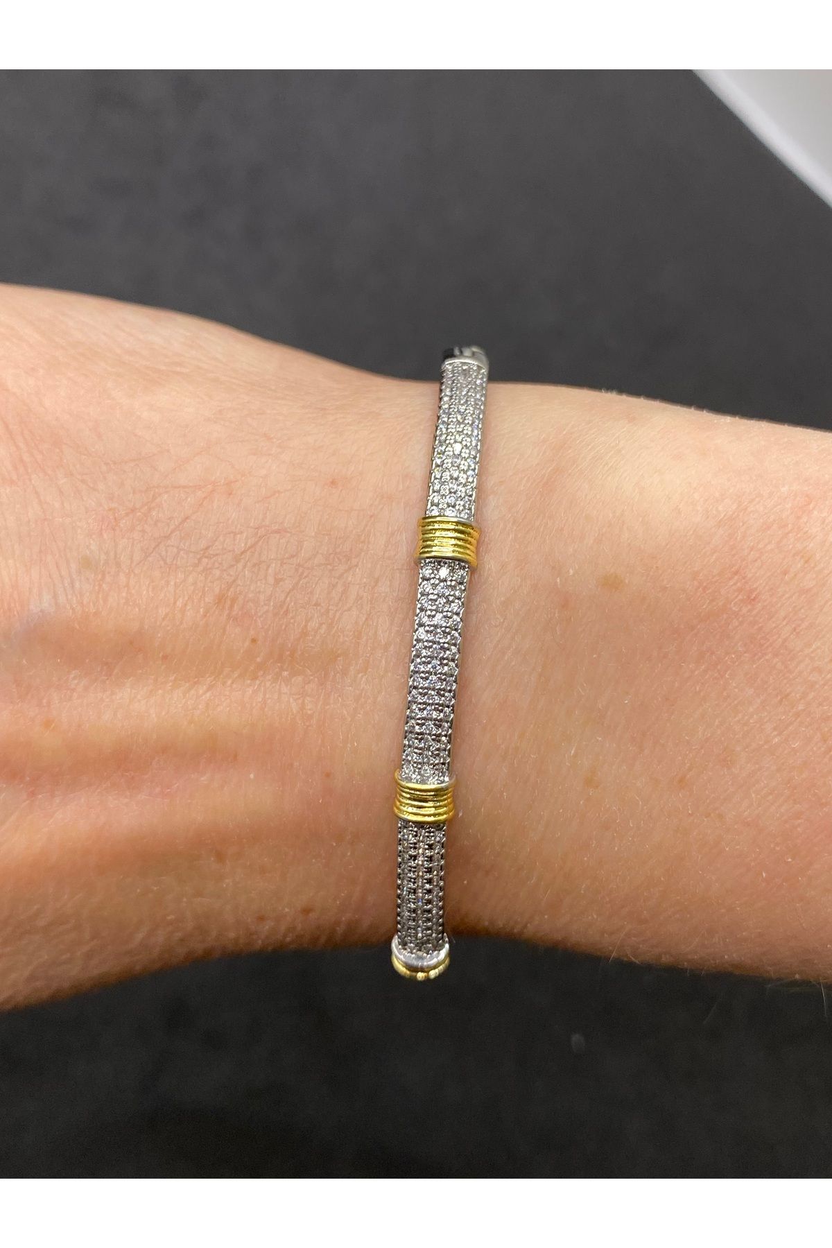 Jiji Jewelery Altın Burma Detaylı Gümüş Renk Zirkon Taşlı Paslanmaz Çelik Kelepçe Bileklik
