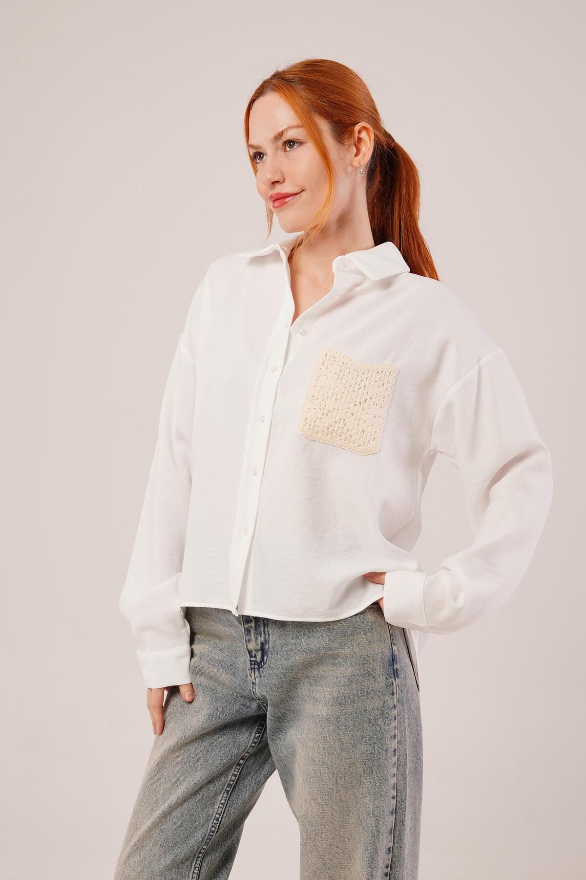 VELİZADE Kadın Konfor Modeli Beyaz Etnik Dantelli Cep Detaylı Polo Yaka Pamuklu Oversize Lüks Gömlek Tesettür