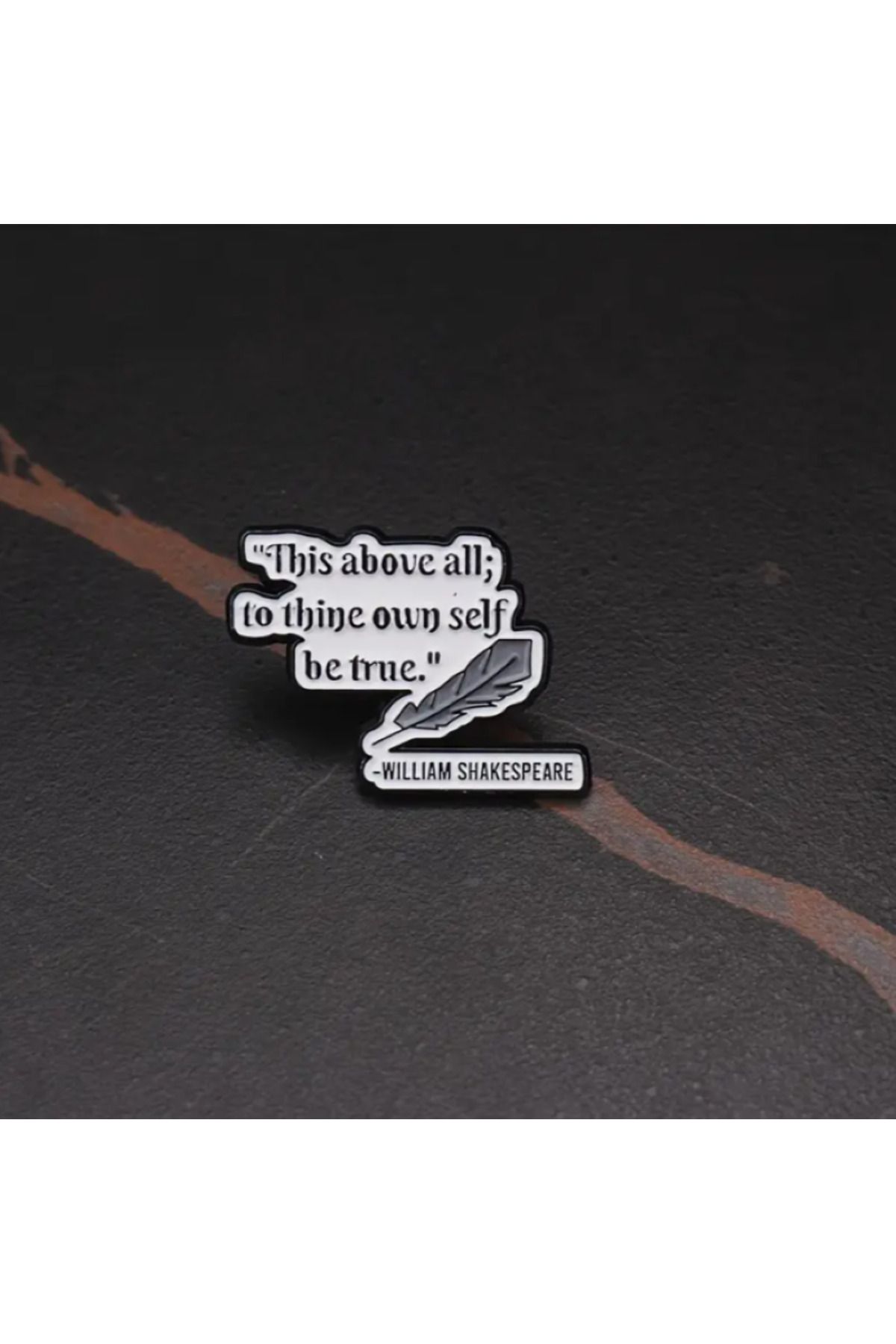 MAURA LIYUZA "This above all; to thine own self be true" Yazılı William Shakespeare Sözü Tasarımlı Broş